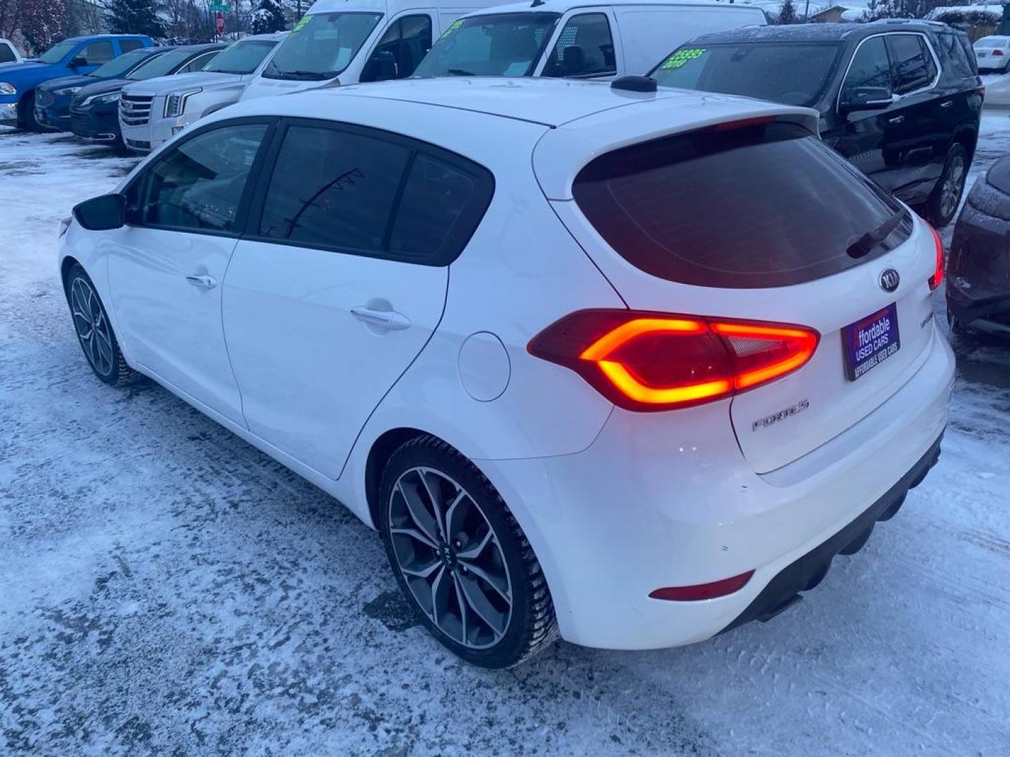 2018 WHITE KIA FORTE EX (3KPFN5A35JE) with an 1.6L engine, Automatic transmission, located at 929 East 8th Ave, Anchorage, AK, 99501, (907) 274-2277, 61.214783, -149.866074 - Photo#2