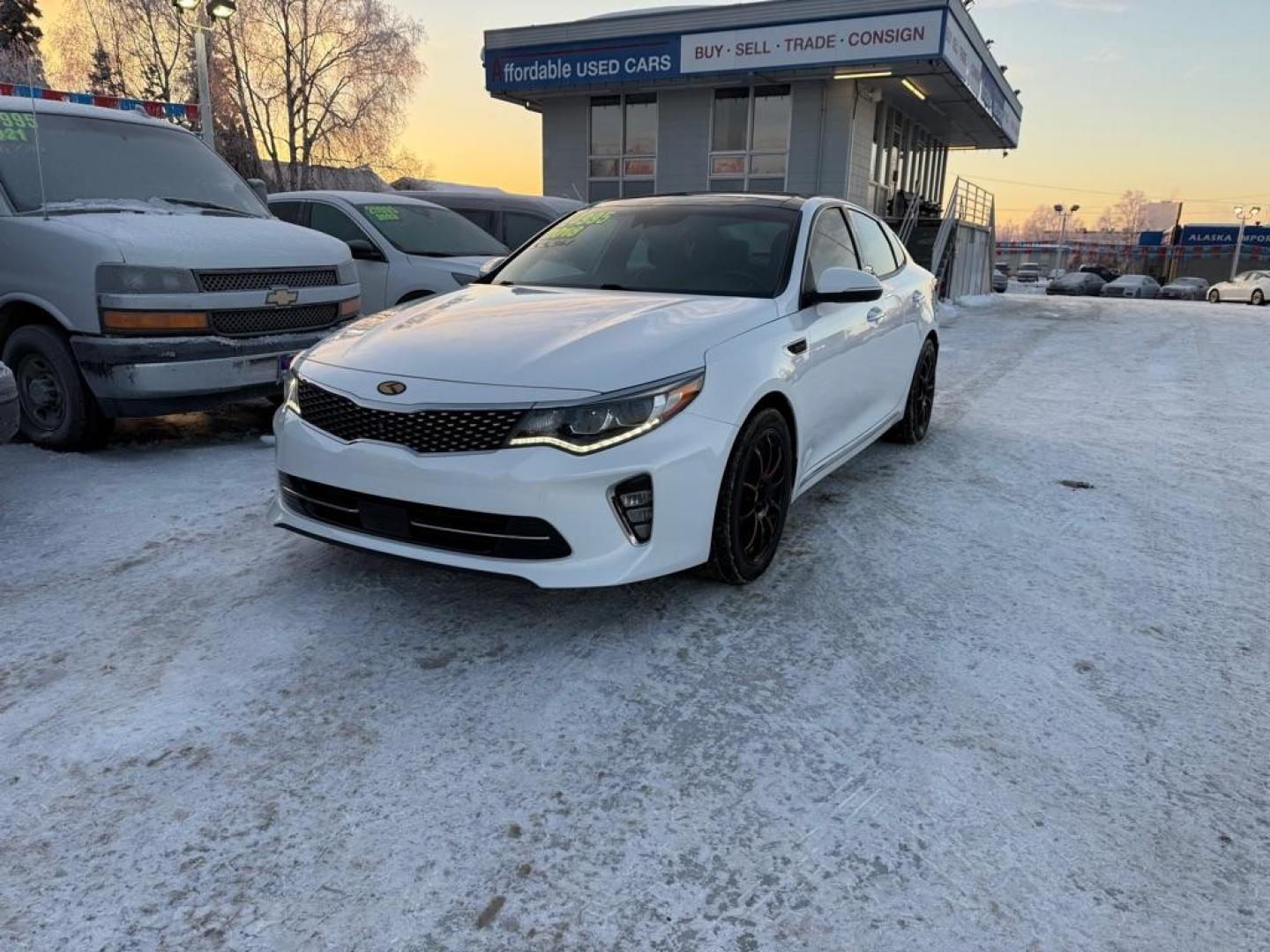 2018 WHITE KIA OPTIMA SXL (5XXGV4L27JG) with an 2.0L engine, Automatic transmission, located at 929 East 8th Ave, Anchorage, AK, 99501, (907) 274-2277, 61.214783, -149.866074 - Photo#0