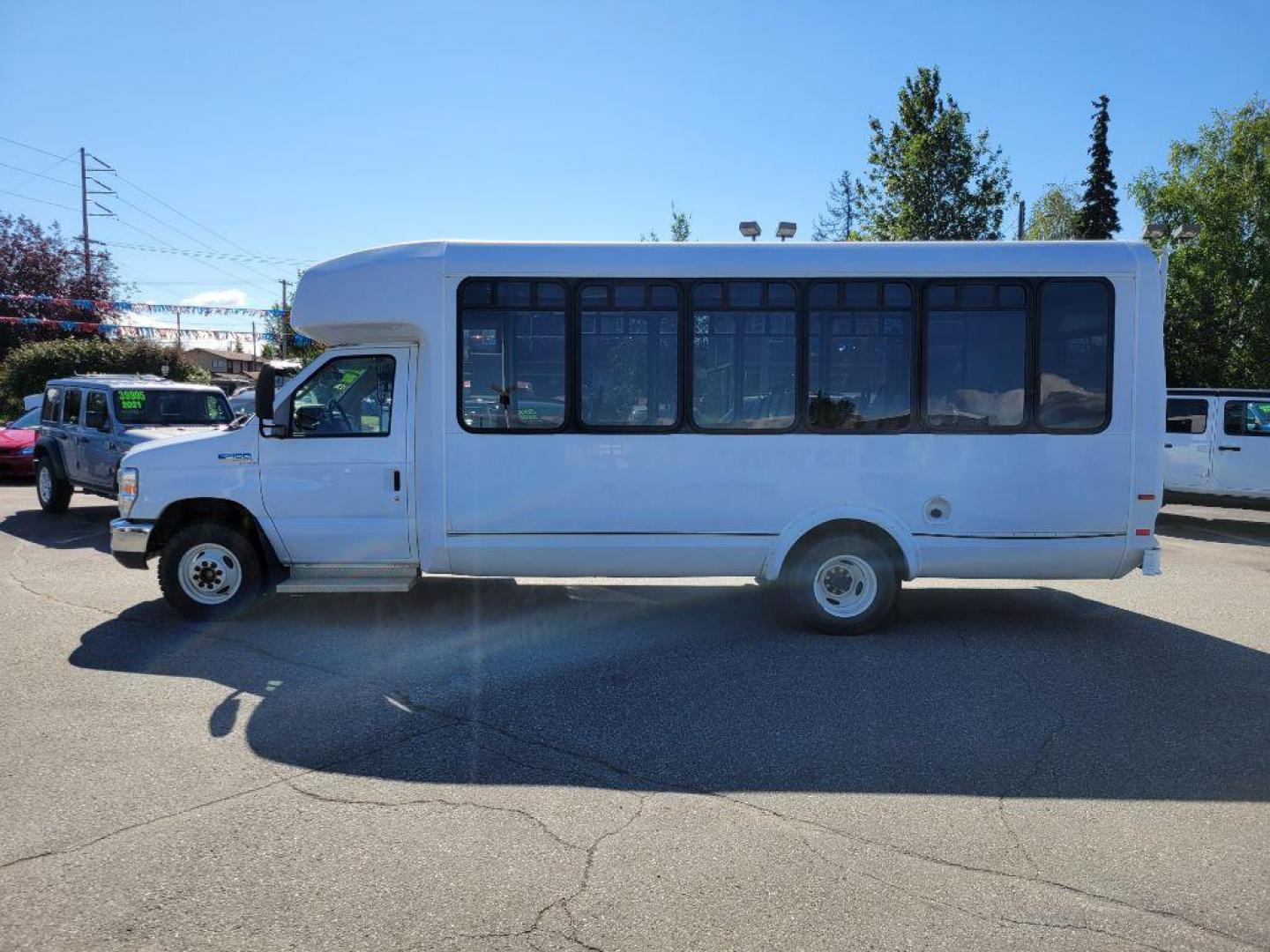 2012 WHITE FORD ECONOLINE E450 SUPER DUTY CUTAWAY VAN (1FDFE4FS9CD) with an 6.8L engine, Automatic transmission, located at 929 East 8th Ave, Anchorage, AK, 99501, (907) 274-2277, 61.214783, -149.866074 - Photo#1