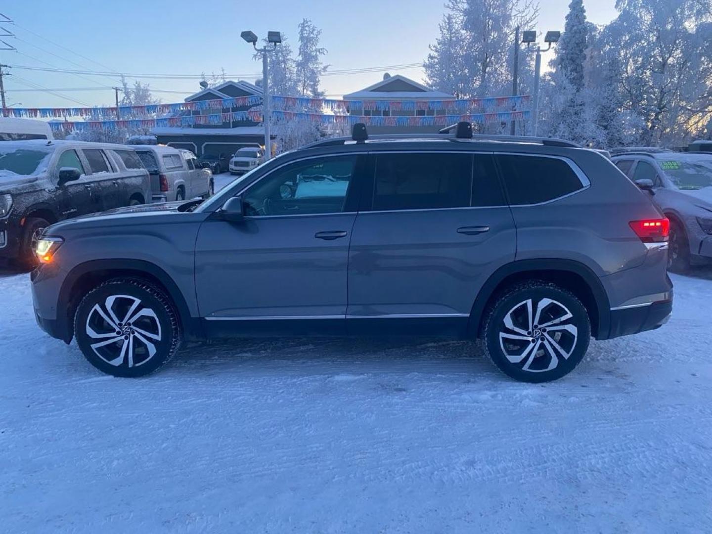 2021 GREY VOLKSWAGEN ATLAS SEL PREMIUM (1V2TR2CA1MC) with an 3.6L engine, Automatic transmission, located at 929 East 8th Ave, Anchorage, AK, 99501, (907) 274-2277, 61.214783, -149.866074 - Photo#1