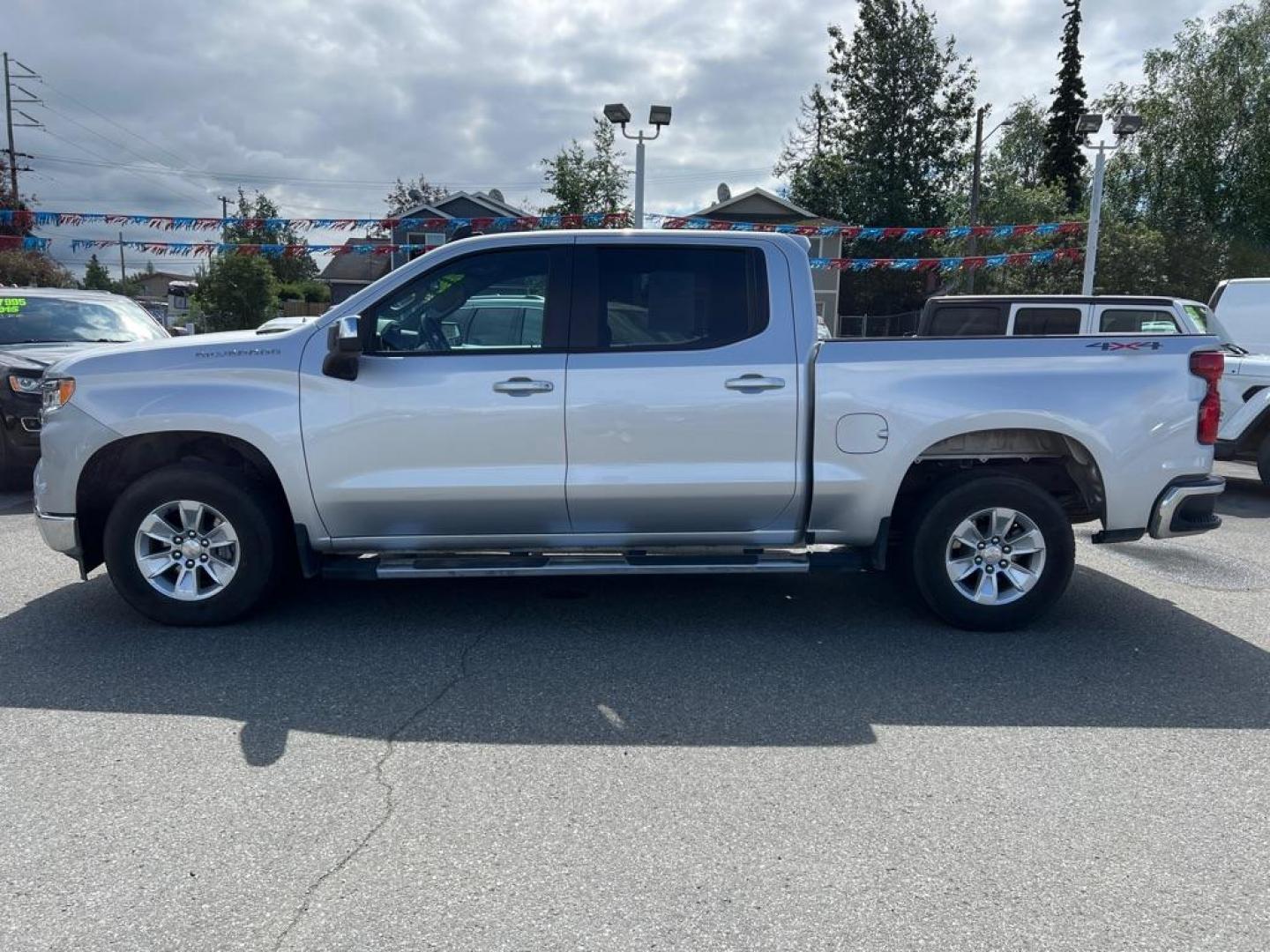 2022 SILVER CHEVROLET SILVERADO 1500 LT (3GCUDDED5NG) with an 5.3L engine, Automatic transmission, located at 929 East 8th Ave, Anchorage, AK, 99501, (907) 274-2277, 61.214783, -149.866074 - Photo#1