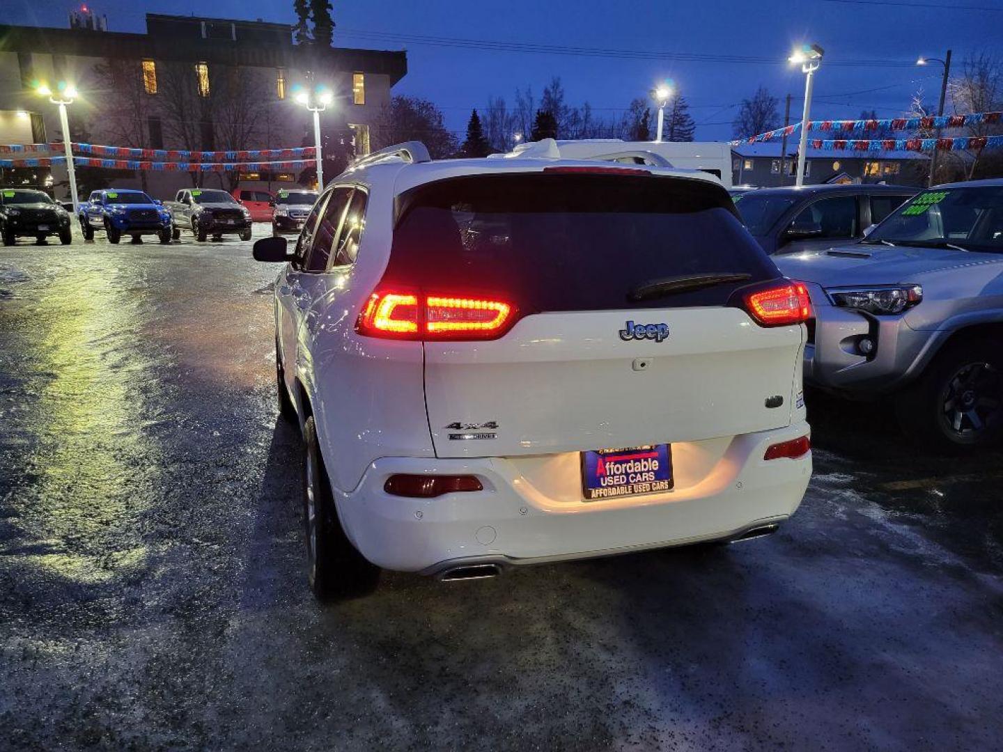 2017 WHITE JEEP CHEROKEE OVERLAND (1C4PJMJS3HW) with an 3.2L engine, Automatic transmission, located at 929 East 8th Ave, Anchorage, AK, 99501, (907) 274-2277, 61.214783, -149.866074 - Photo#2