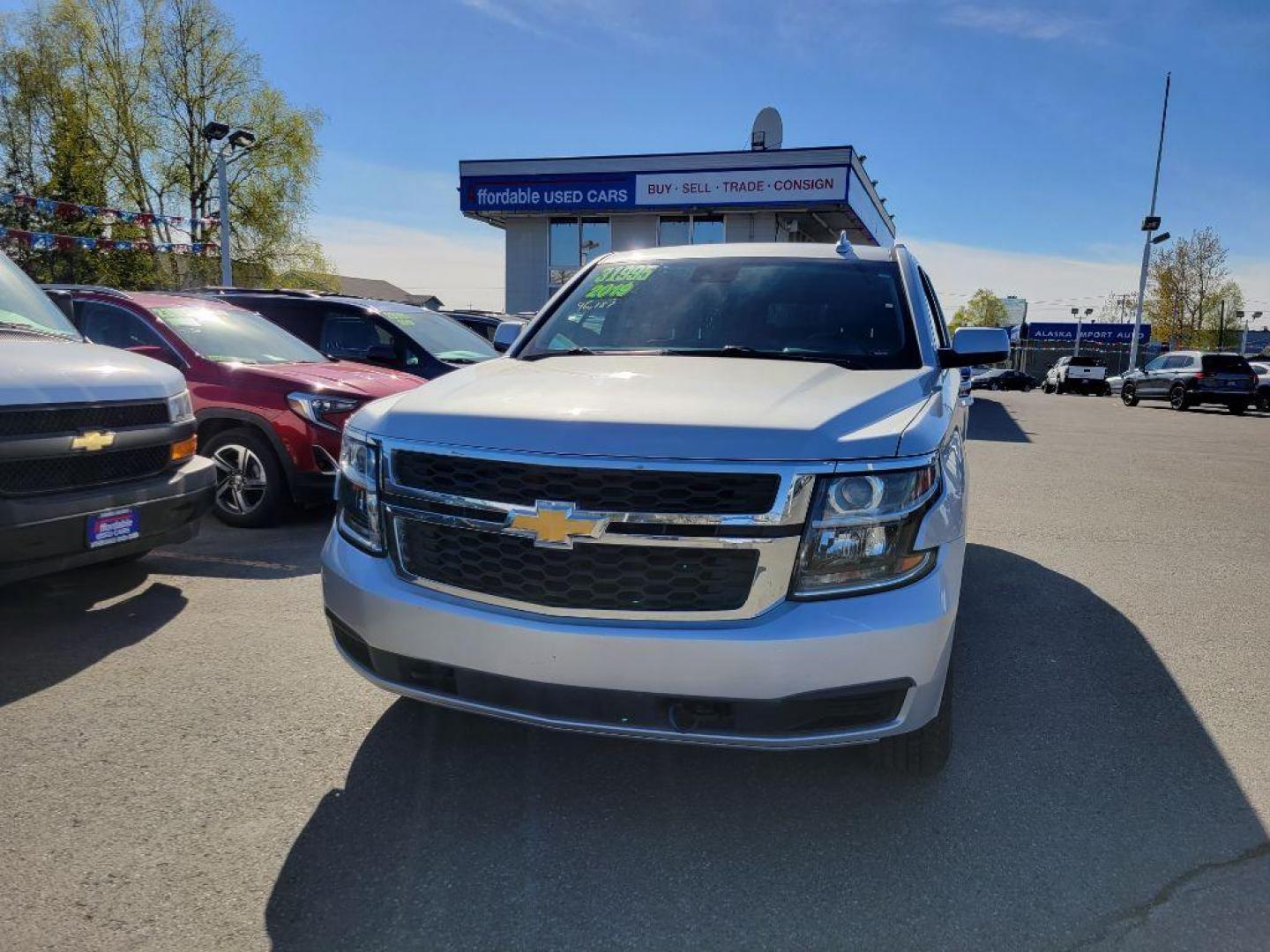 2019 SILVER CHEVROLET SUBURBAN 1500 LT (1GNSKHKC7KR) with an 5.3L engine, Automatic transmission, located at 929 East 8th Ave, Anchorage, AK, 99501, (907) 274-2277, 61.214783, -149.866074 - Photo#0