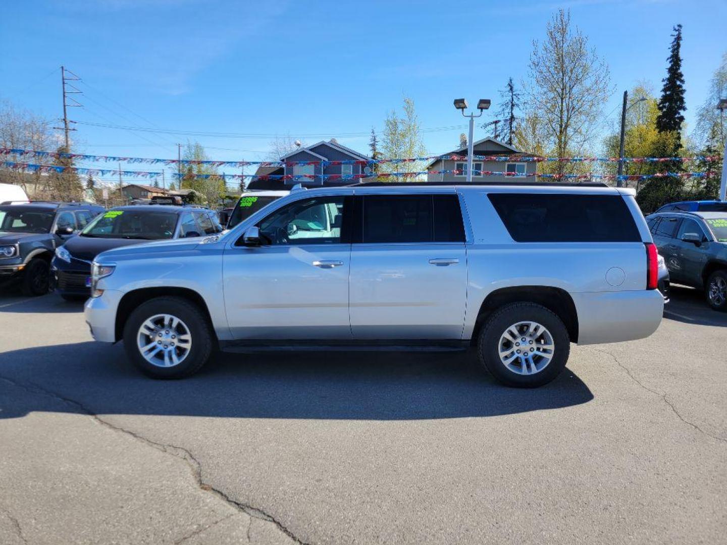 2019 SILVER CHEVROLET SUBURBAN 1500 LT (1GNSKHKC7KR) with an 5.3L engine, Automatic transmission, located at 929 East 8th Ave, Anchorage, AK, 99501, (907) 274-2277, 61.214783, -149.866074 - Photo#1