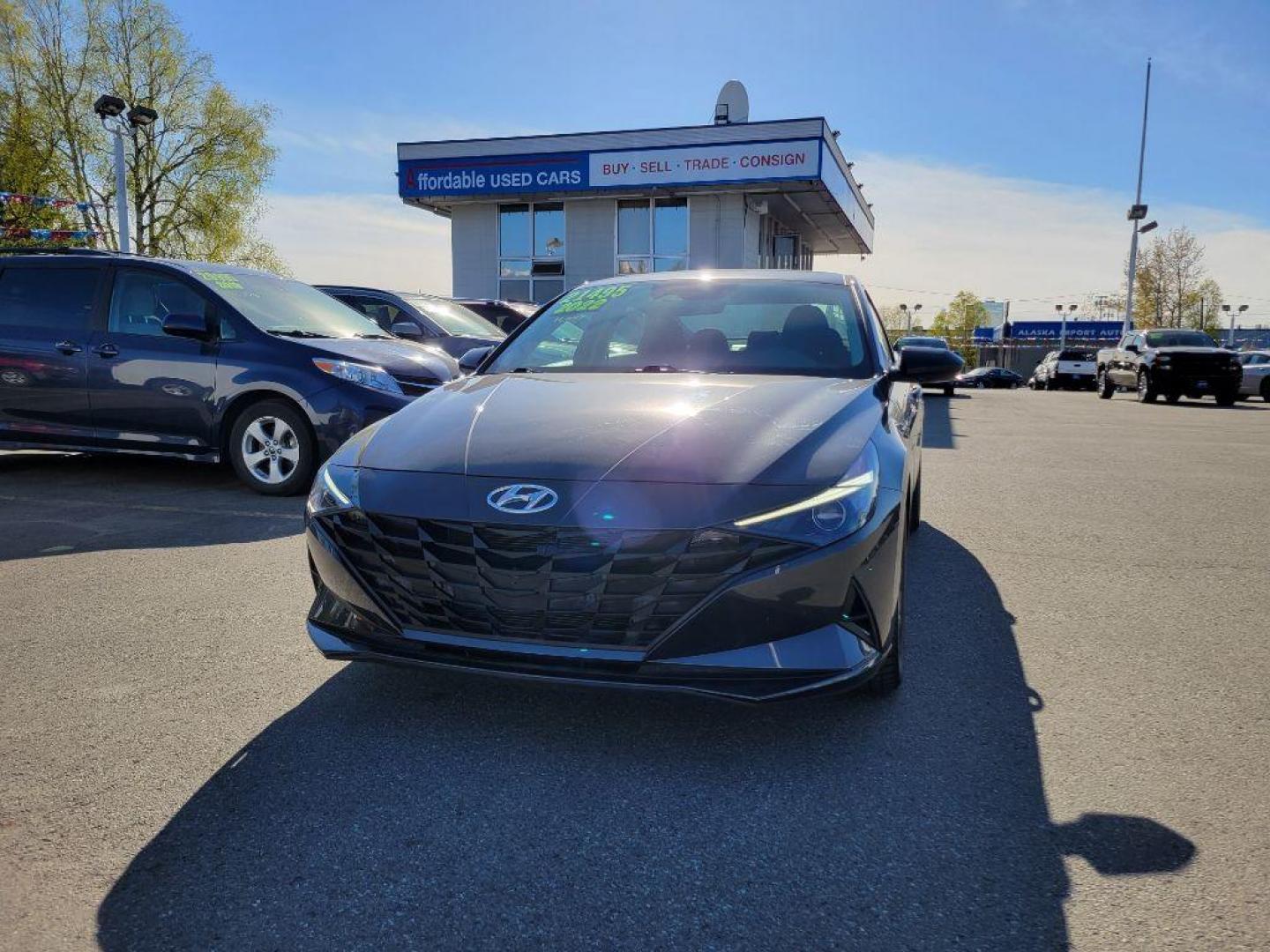 2022 GRAY HYUNDAI ELANTRA SEL (5NPLM4AG6NH) with an 2.0L engine, Continuously Variable transmission, located at 929 East 8th Ave, Anchorage, AK, 99501, (907) 274-2277, 61.214783, -149.866074 - Photo#0