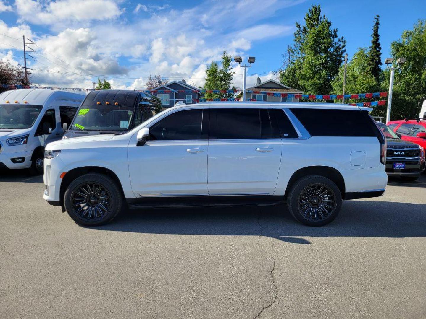 2022 WHITE CADILLAC ESCALADE ESV PREMIUM LUXURY (1GYS4KKL5NR) with an 6.2L engine, Automatic transmission, located at 929 East 8th Ave, Anchorage, AK, 99501, (907) 274-2277, 61.214783, -149.866074 - Photo#1