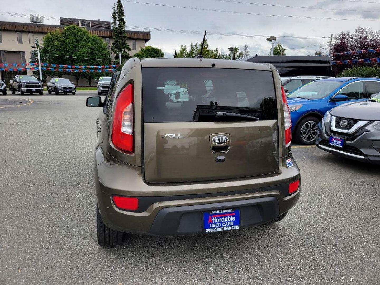 2013 GRY KIA SOUL + (KNDJT2A66D7) with an 2.0L engine, Automatic transmission, located at 929 East 8th Ave, Anchorage, AK, 99501, (907) 274-2277, 61.214783, -149.866074 - Photo#2