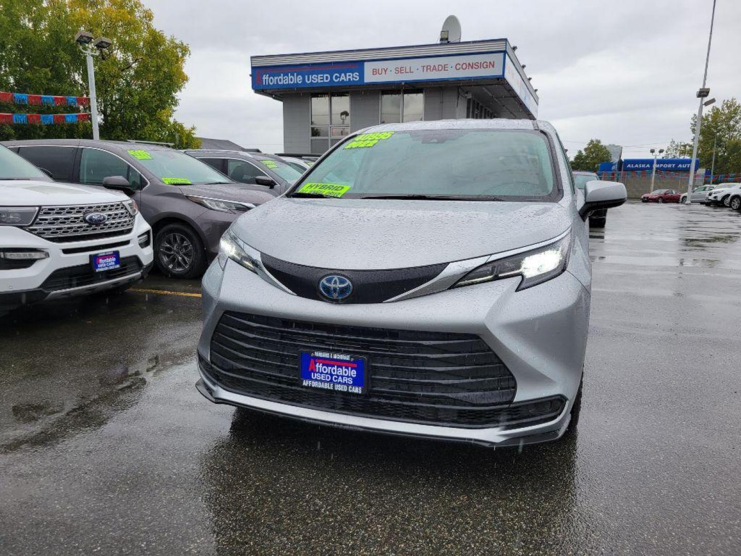 2022 SILVER TOYOTA SIENNA LE LE (5TDKSKFC4NS) with an 2.5L engine, Continuously Variable transmission, located at 929 East 8th Ave, Anchorage, AK, 99501, (907) 274-2277, 61.214783, -149.866074 - Photo#0