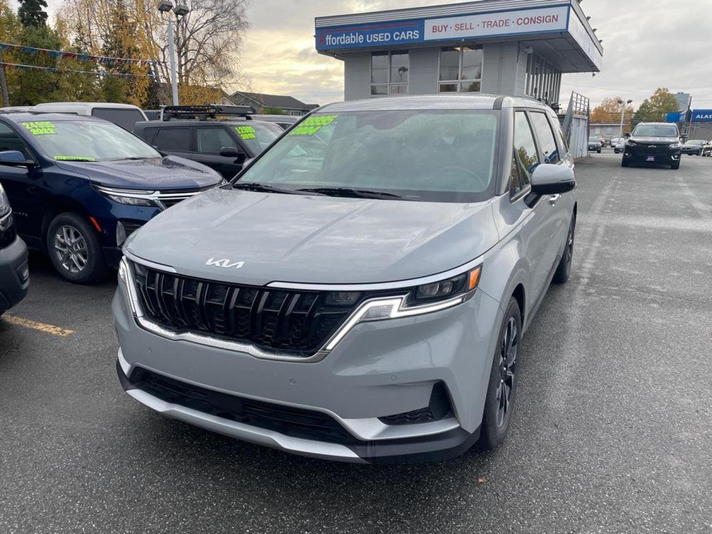 2024 SILVER KIA CARNIVAL EX (KNDNC5H37R6) with an 3.5L engine, Automatic transmission, located at 929 East 8th Ave, Anchorage, AK, 99501, (907) 274-2277, 61.214783, -149.866074 - Photo#0