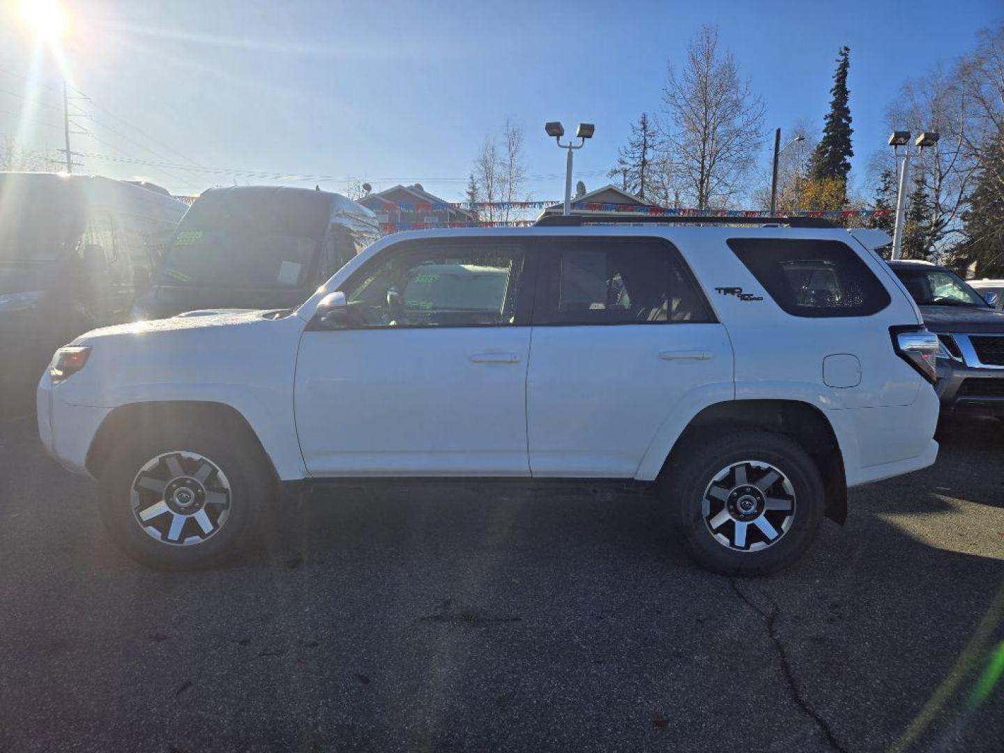 2022 WHITE TOYOTA 4RUNNER TRD SR5 PREMIUM (JTERU5JR9N6) with an 4.0L engine, Automatic transmission, located at 929 East 8th Ave, Anchorage, AK, 99501, (907) 274-2277, 61.214783, -149.866074 - Photo#1