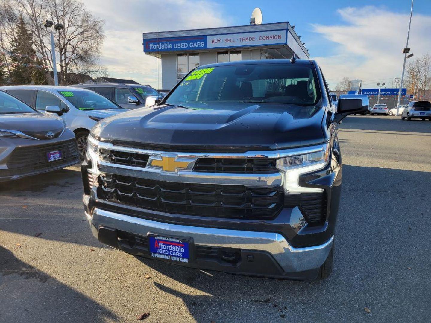 2023 GRAY CHEVROLET SILVERADO 1500 LT (1GCUDDED5PZ) with an 5.3L engine, Automatic transmission, located at 929 East 8th Ave, Anchorage, AK, 99501, (907) 274-2277, 61.214783, -149.866074 - Photo#0