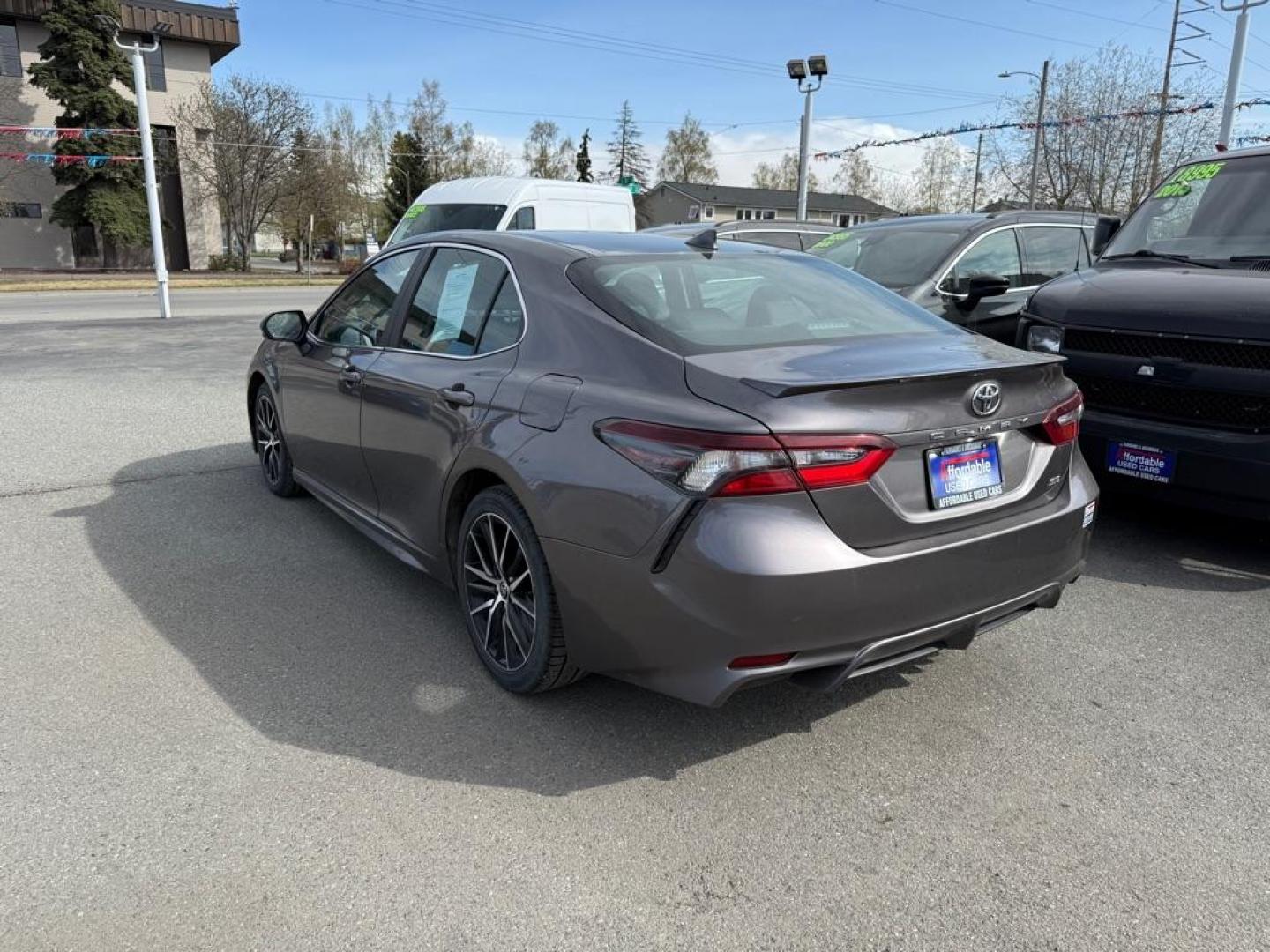2021 GRAY TOYOTA CAMRY SE SE (4T1G11AK0MU) with an 2.5L engine, Automatic transmission, located at 929 East 8th Ave, Anchorage, AK, 99501, (907) 274-2277, 61.214783, -149.866074 - Photo#2