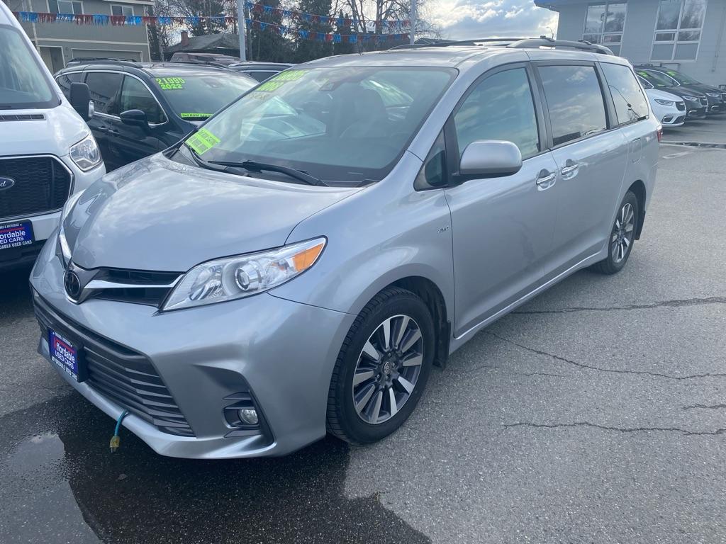 photo of 2018 TOYOTA SIENNA XLE