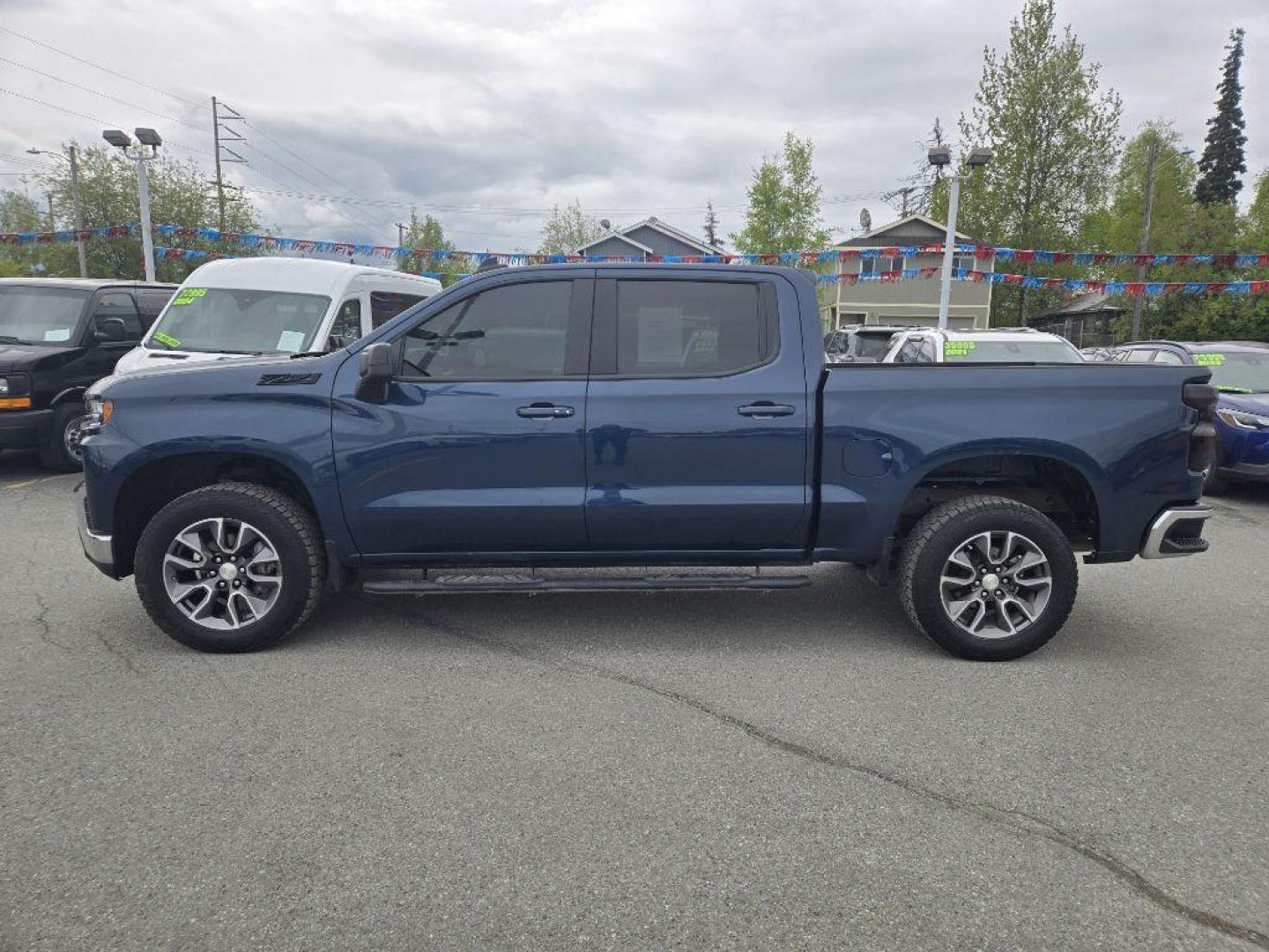 2021 BLUE CHEVROLET SILVERADO 1500 LT (3GCUYDED3MG) with an 5.3L engine, Automatic transmission, located at 929 East 8th Ave, Anchorage, AK, 99501, (907) 274-2277, 61.214783, -149.866074 - Photo#1