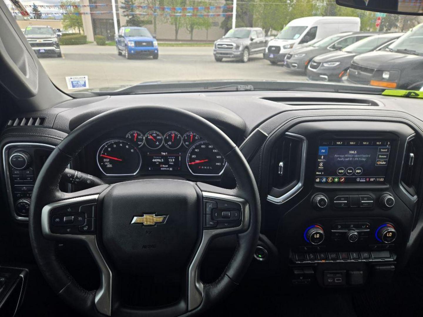 2021 BLUE CHEVROLET SILVERADO 1500 LT (3GCUYDED3MG) with an 5.3L engine, Automatic transmission, located at 929 East 8th Ave, Anchorage, AK, 99501, (907) 274-2277, 61.214783, -149.866074 - Photo#4