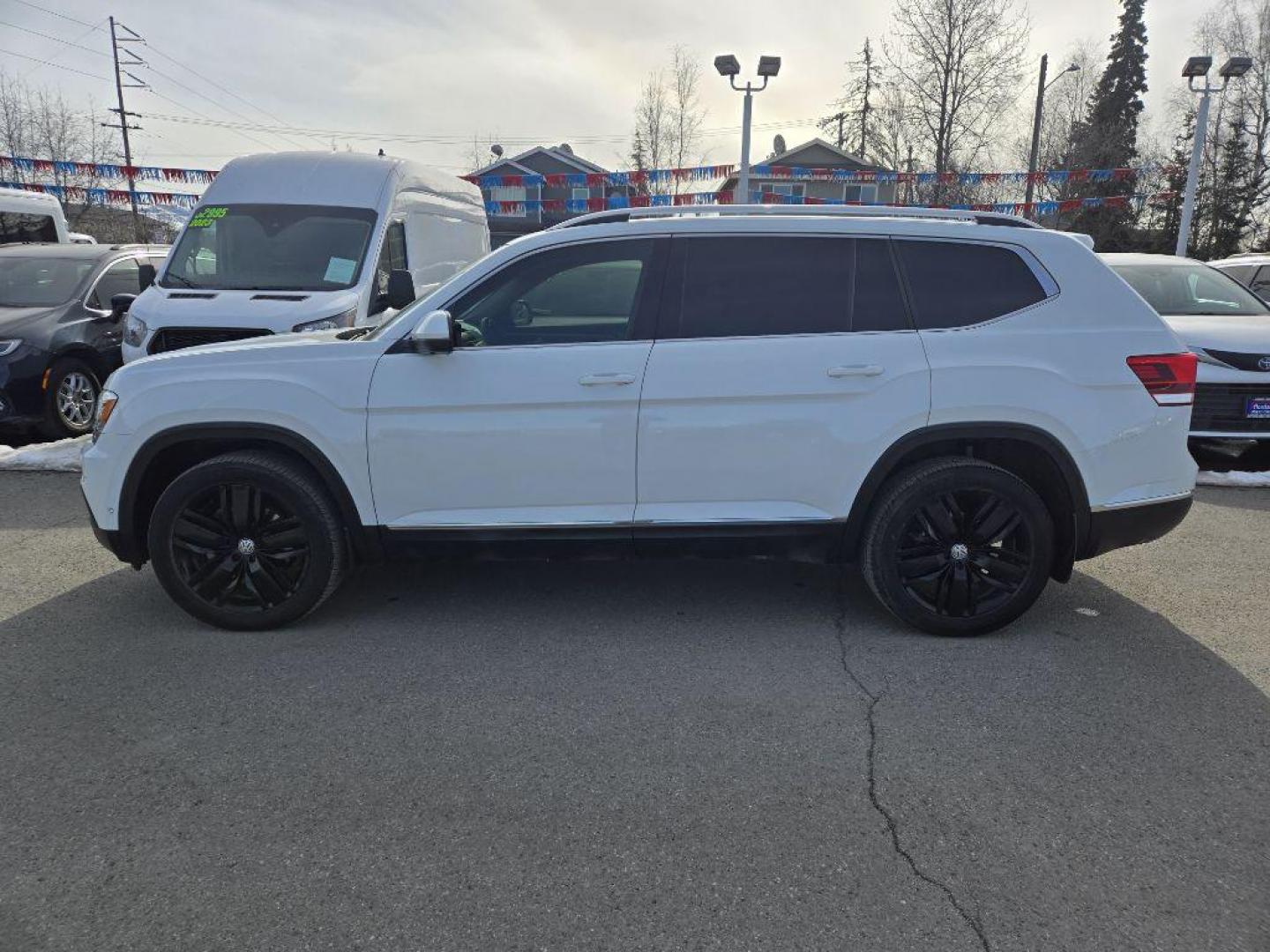 2019 WHITE VOLKSWAGEN ATLAS SEL PREMIUM (1V2NR2CA9KC) with an 3.6L engine, Automatic transmission, located at 929 East 8th Ave, Anchorage, AK, 99501, (907) 274-2277, 61.214783, -149.866074 - Photo#1
