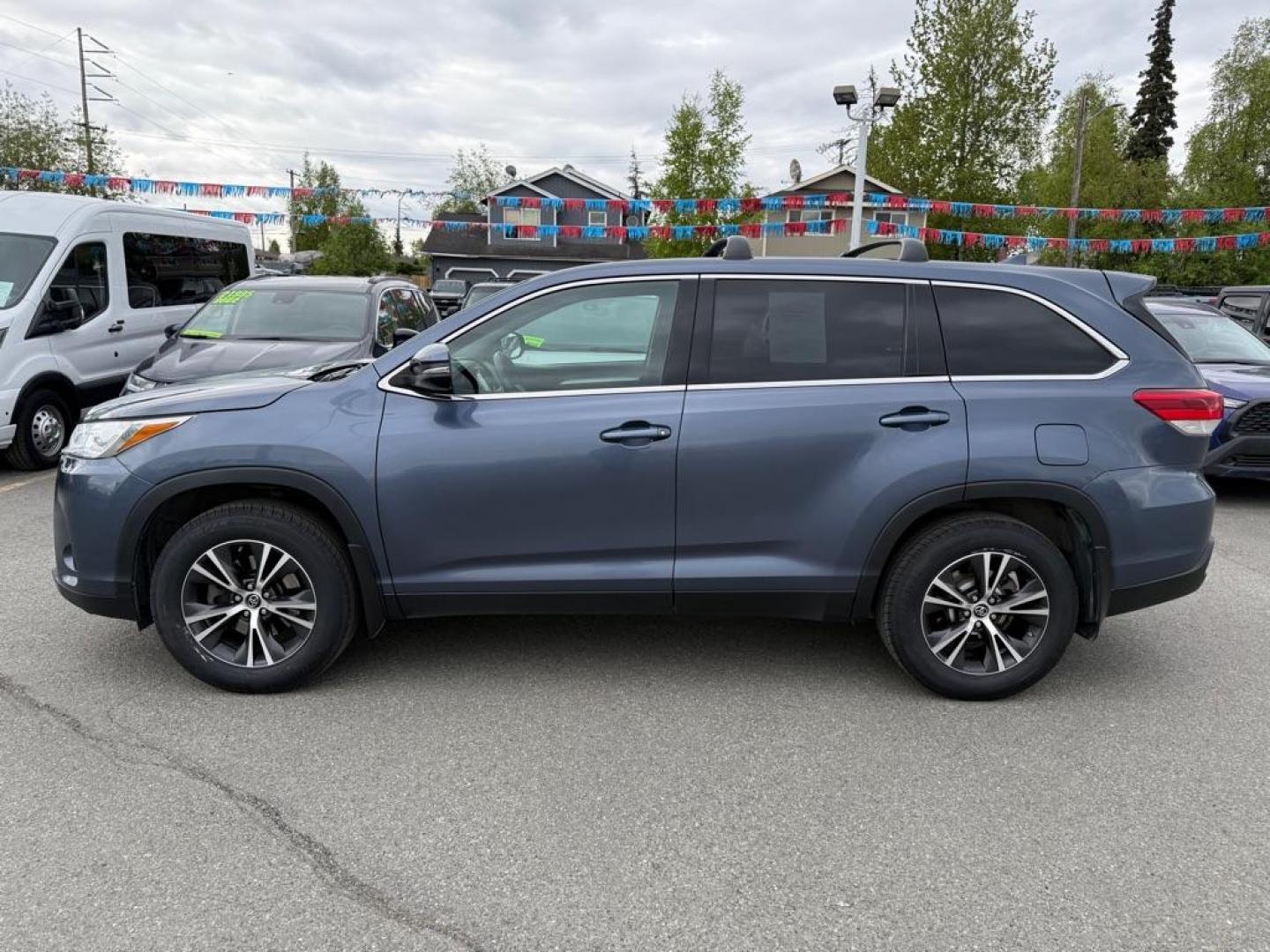 2019 BLUE TOYOTA HIGHLANDER LE (5TDBZRFH6KS) with an 3.5L engine, Automatic transmission, located at 929 East 8th Ave, Anchorage, AK, 99501, (907) 274-2277, 61.214783, -149.866074 - Photo#1