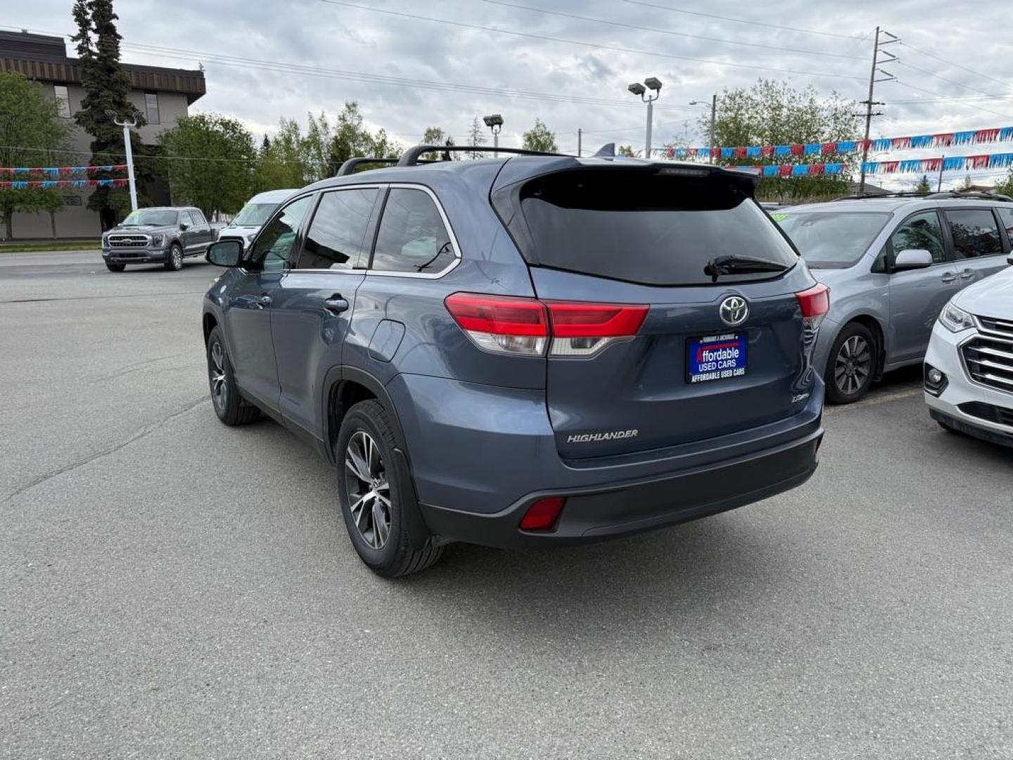 2019 BLUE TOYOTA HIGHLANDER LE (5TDBZRFH6KS) with an 3.5L engine, Automatic transmission, located at 929 East 8th Ave, Anchorage, AK, 99501, (907) 274-2277, 61.214783, -149.866074 - Photo#2