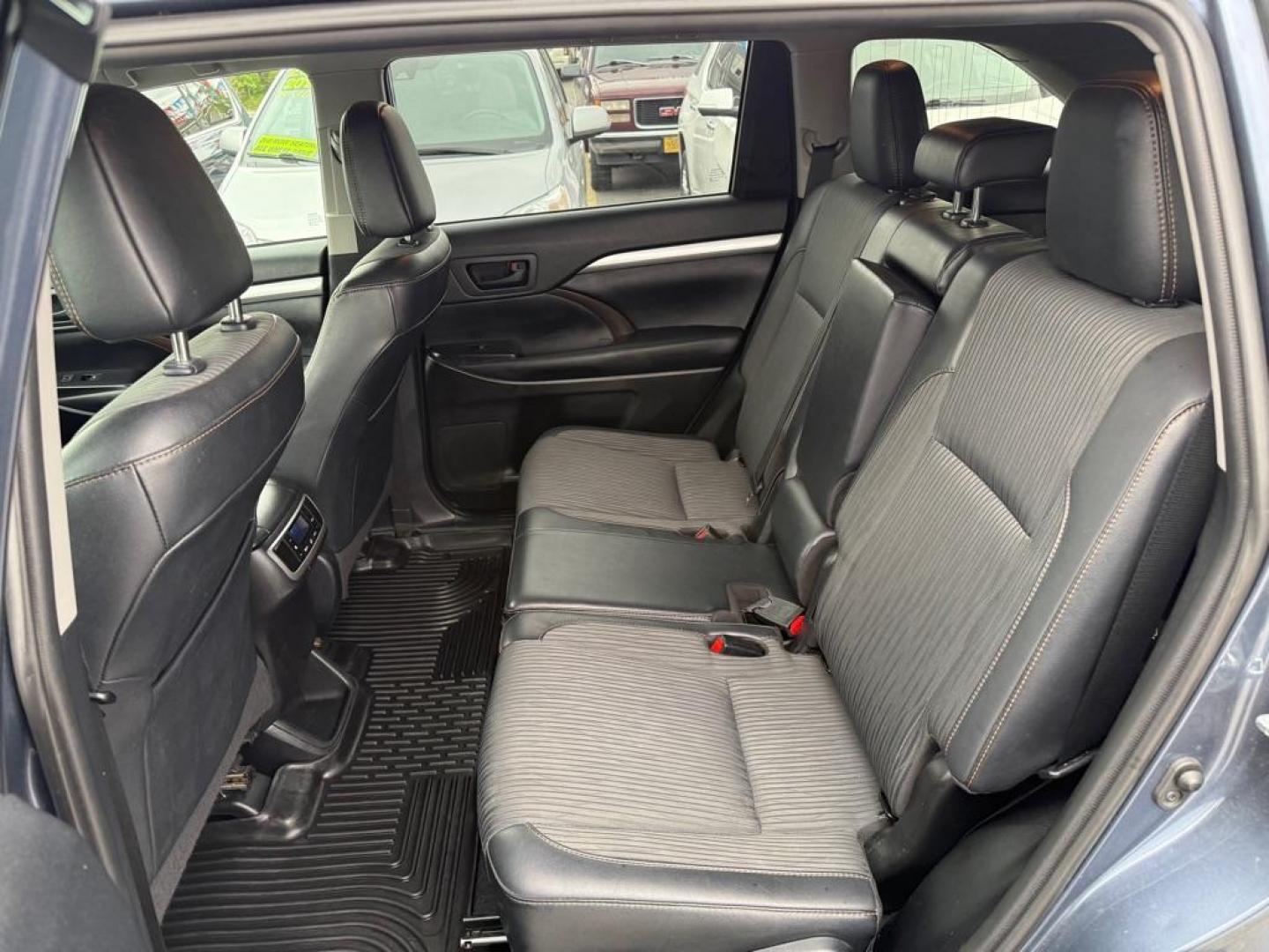 2019 BLUE TOYOTA HIGHLANDER LE (5TDBZRFH6KS) with an 3.5L engine, Automatic transmission, located at 929 East 8th Ave, Anchorage, AK, 99501, (907) 274-2277, 61.214783, -149.866074 - Photo#3