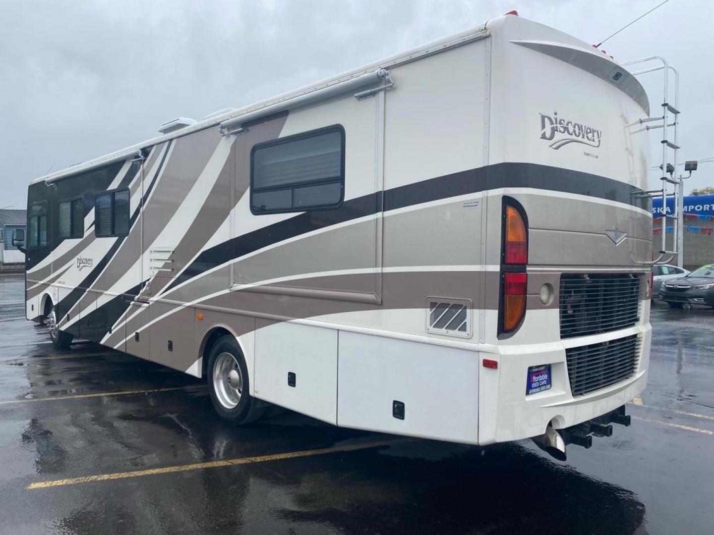 2003 WHITE FLEETWOOD DISCOVERY 39J MOTORHOME (4UZAAHAK03C) , Automatic transmission, located at 929 East 8th Ave, Anchorage, AK, 99501, (907) 274-2277, 61.214783, -149.866074 - Photo#2