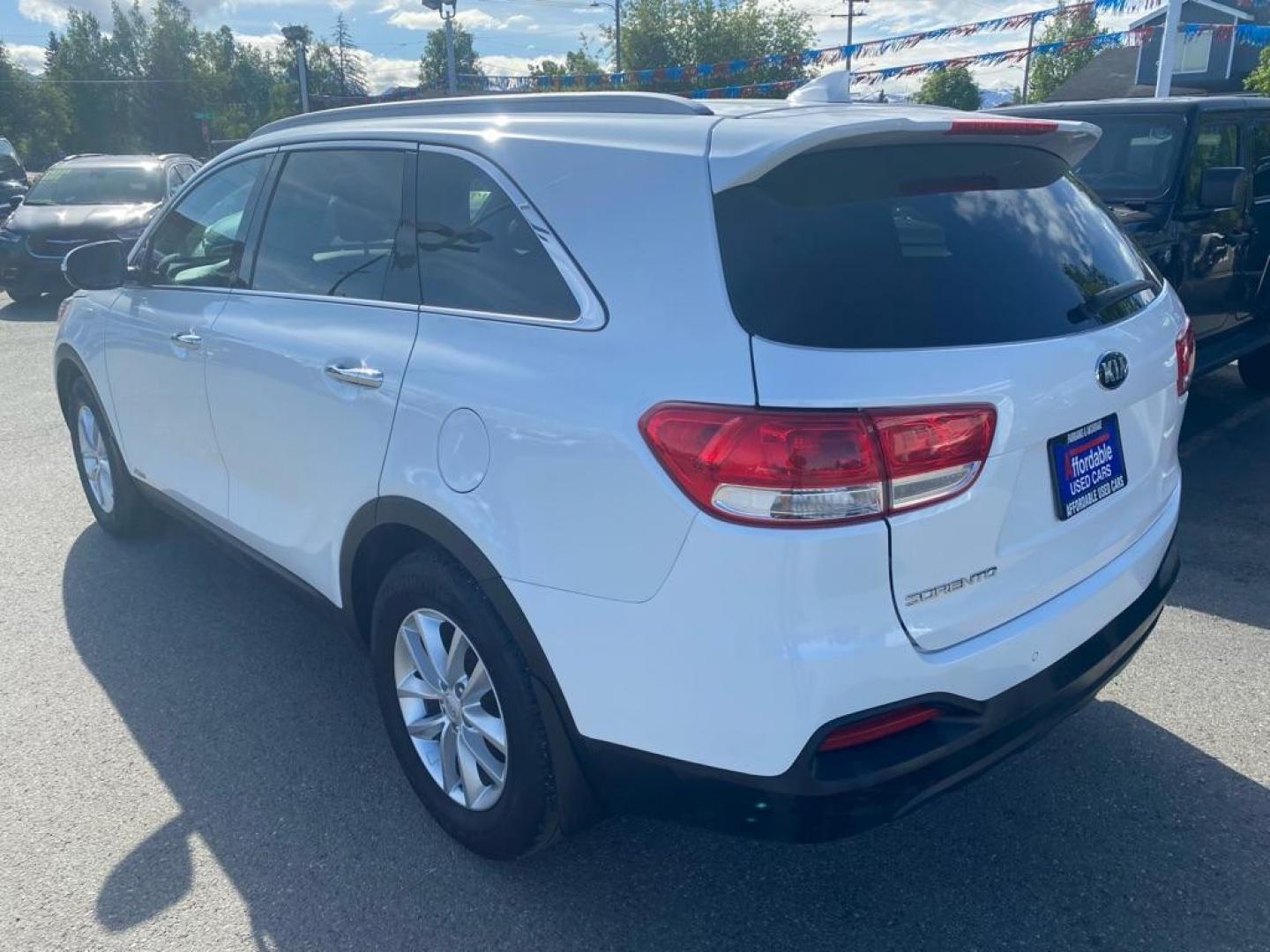 2018 WHITE KIA SORENTO LX (5XYPGDA3XJG) with an 2.4L engine, Automatic transmission, located at 929 East 8th Ave, Anchorage, AK, 99501, (907) 274-2277, 61.214783, -149.866074 - Photo#2