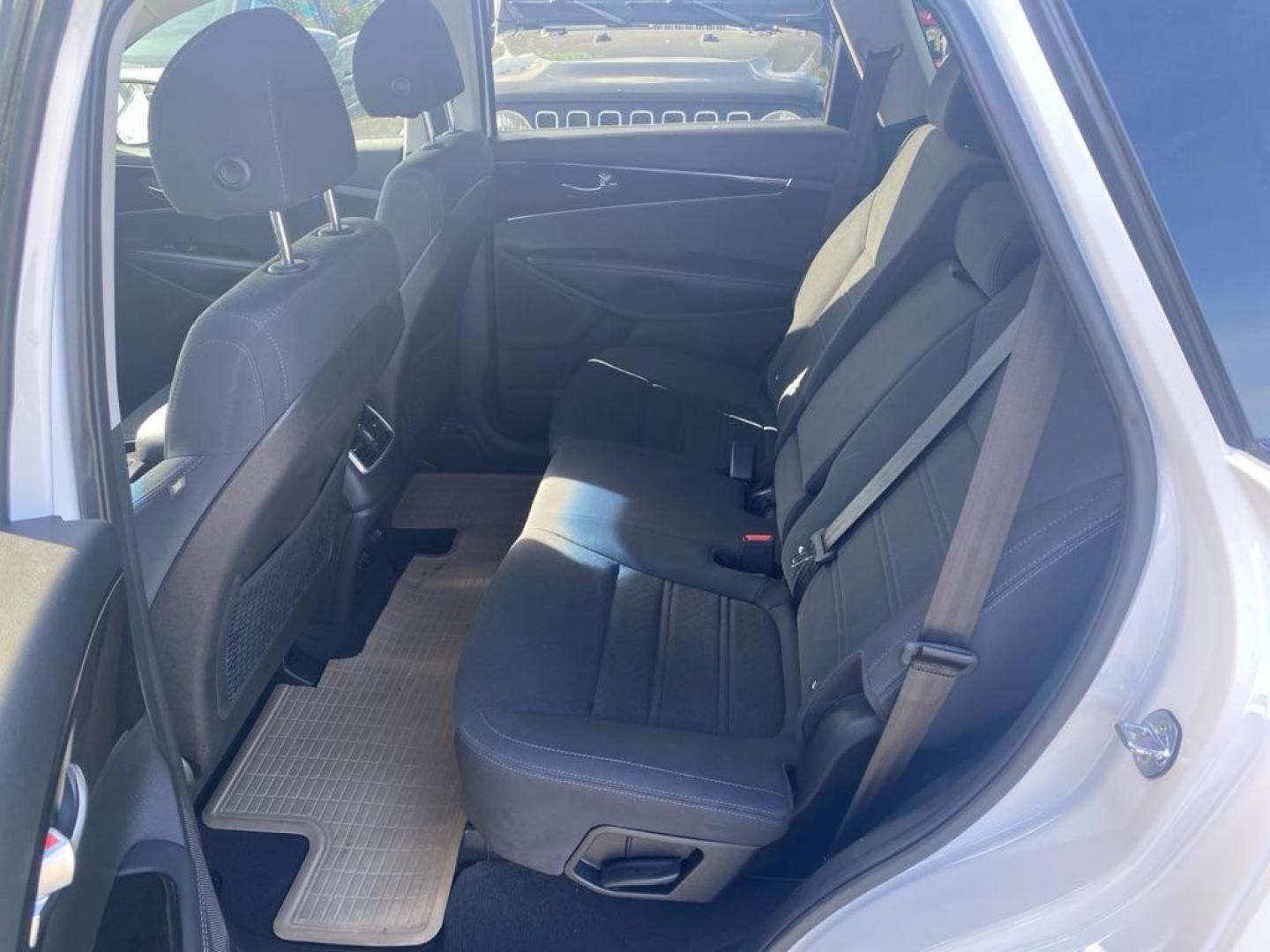 2018 WHITE KIA SORENTO LX (5XYPGDA3XJG) with an 2.4L engine, Automatic transmission, located at 929 East 8th Ave, Anchorage, AK, 99501, (907) 274-2277, 61.214783, -149.866074 - Photo#3