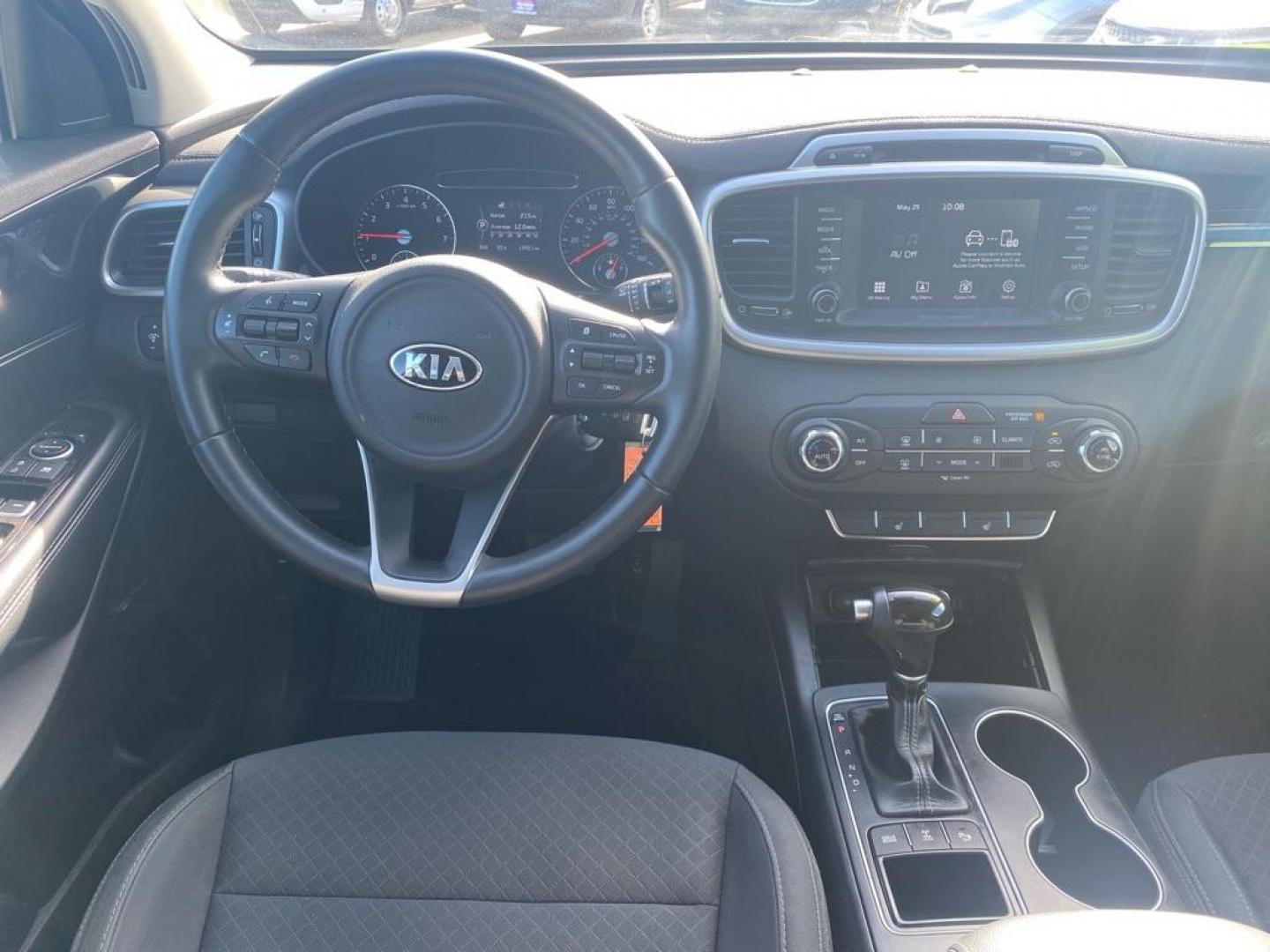 2018 WHITE KIA SORENTO LX (5XYPGDA3XJG) with an 2.4L engine, Automatic transmission, located at 929 East 8th Ave, Anchorage, AK, 99501, (907) 274-2277, 61.214783, -149.866074 - Photo#4