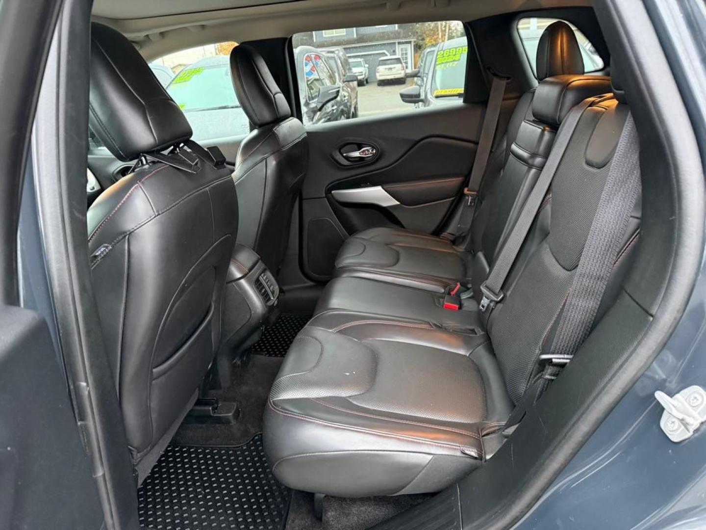 2018 GRAY JEEP CHEROKEE TRAILHAWK (1C4PJMBX5JD) with an 3.2L engine, Automatic transmission, located at 929 East 8th Ave, Anchorage, AK, 99501, (907) 274-2277, 61.214783, -149.866074 - Photo#3