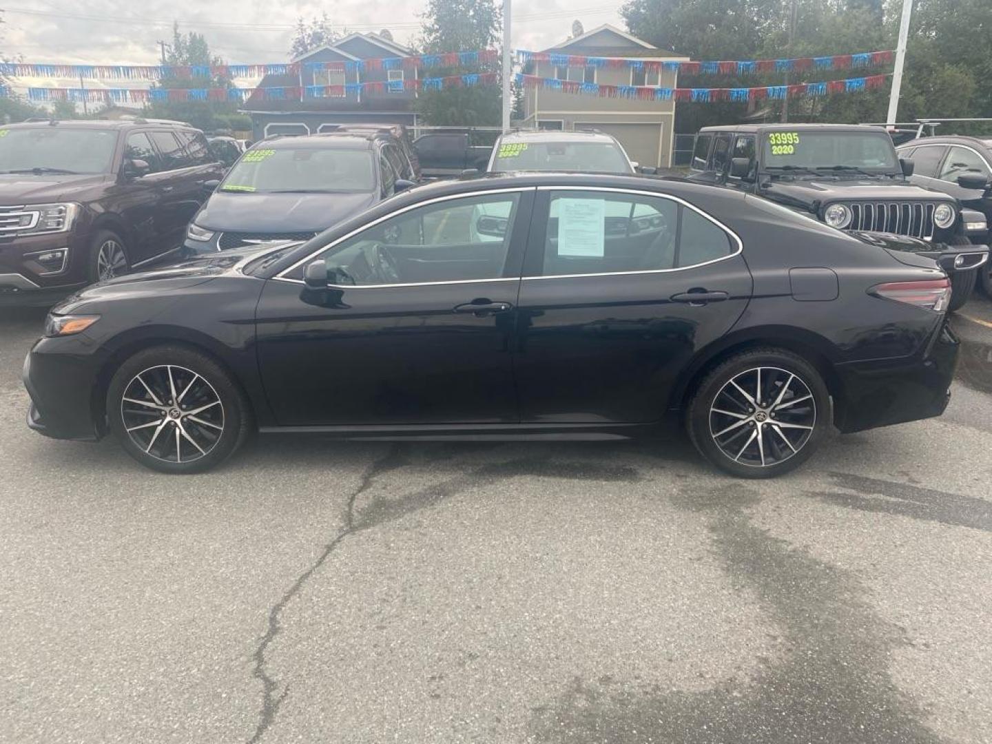 2021 BLACK TOYOTA CAMRY SE (4T1G11AK1MU) with an 2.5L engine, Automatic transmission, located at 929 East 8th Ave, Anchorage, AK, 99501, (907) 274-2277, 61.214783, -149.866074 - Photo#1