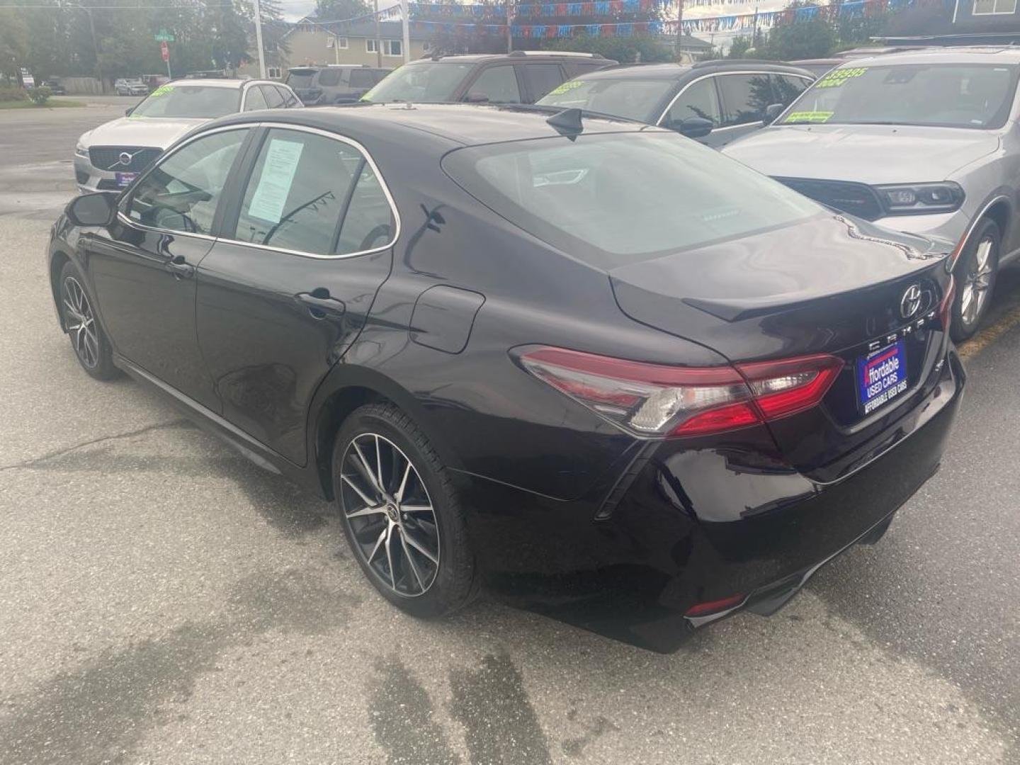 2021 BLACK TOYOTA CAMRY SE (4T1G11AK1MU) with an 2.5L engine, Automatic transmission, located at 929 East 8th Ave, Anchorage, AK, 99501, (907) 274-2277, 61.214783, -149.866074 - Photo#2