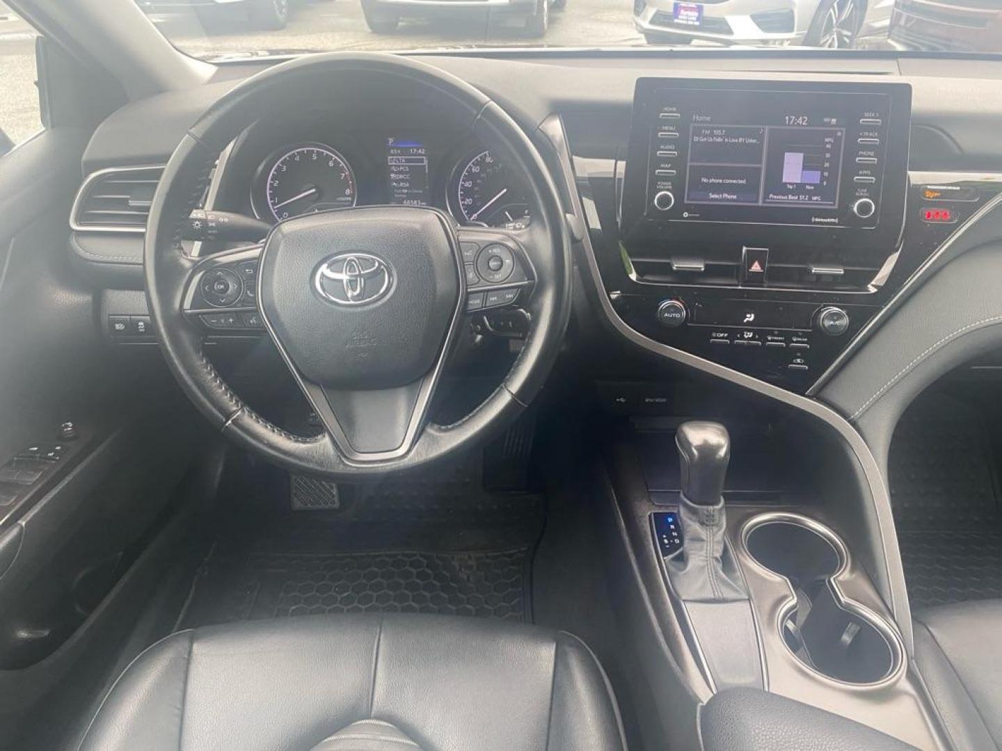 2021 BLACK TOYOTA CAMRY SE (4T1G11AK1MU) with an 2.5L engine, Automatic transmission, located at 929 East 8th Ave, Anchorage, AK, 99501, (907) 274-2277, 61.214783, -149.866074 - Photo#4