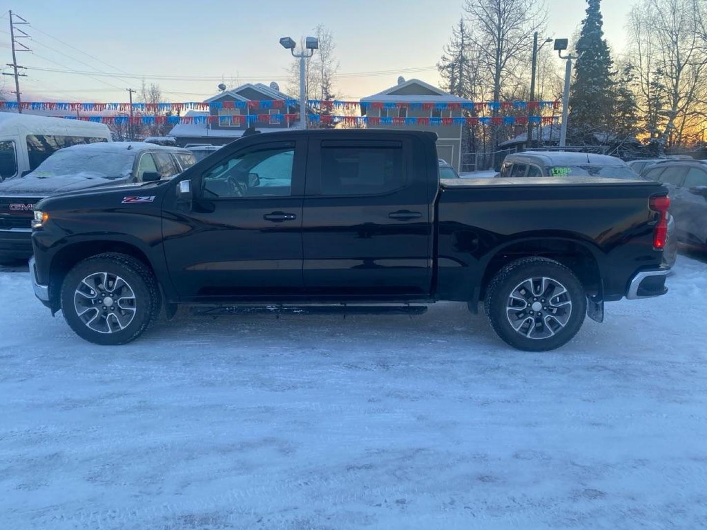 2021 BLACK CHEVROLET SILVERADO 1500 C/C LT (3GCUYDEDXMG) with an 5.3L engine, Automatic transmission, located at 929 East 8th Ave, Anchorage, AK, 99501, (907) 274-2277, 61.214783, -149.866074 - Photo#1