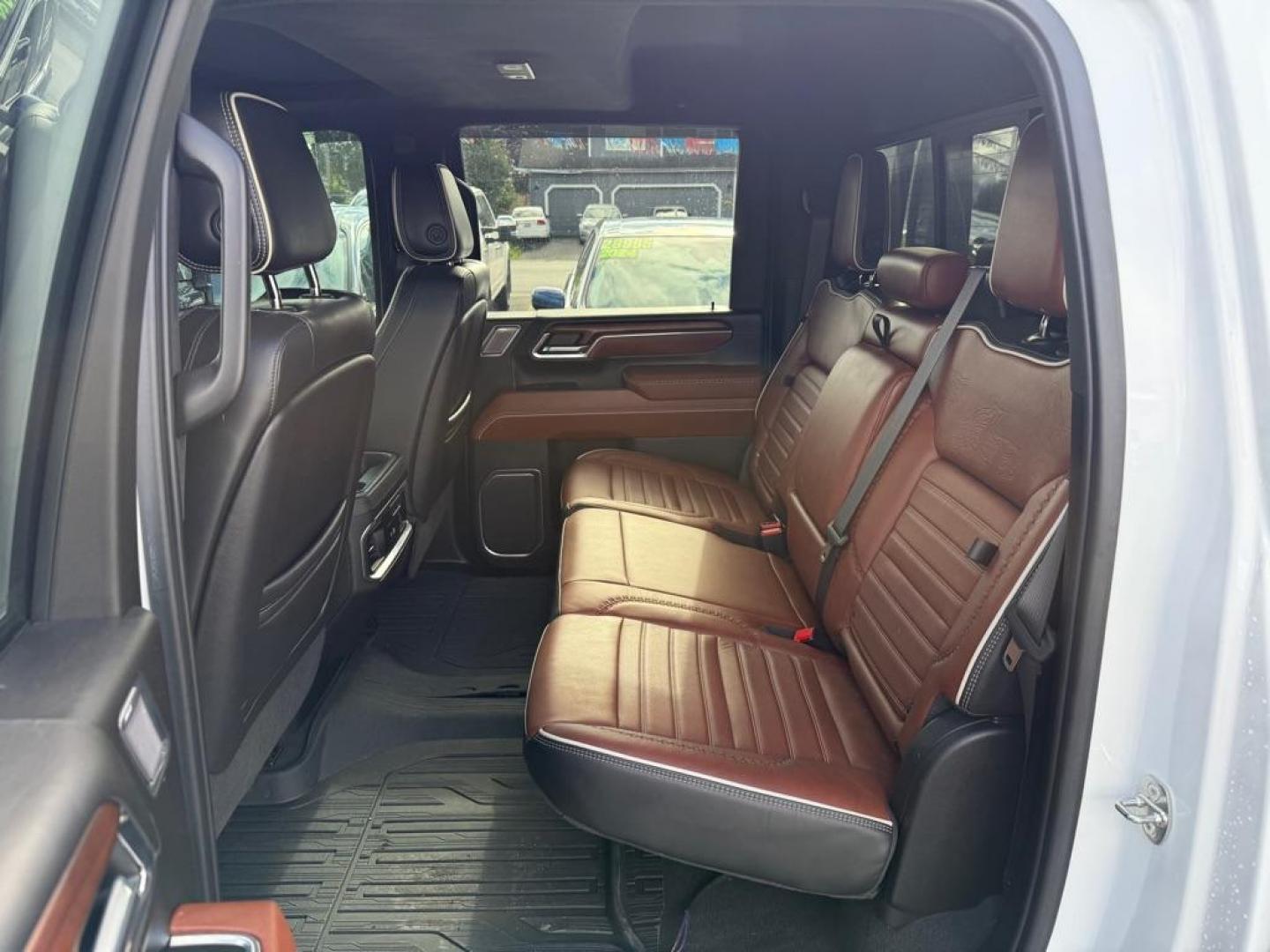 2024 WHITE GMC SIERRA 2500 DENALI ULTIMATE (1GT49XEY4RF) with an 6.6L engine, Automatic transmission, located at 929 East 8th Ave, Anchorage, AK, 99501, (907) 274-2277, 61.214783, -149.866074 - Photo#3