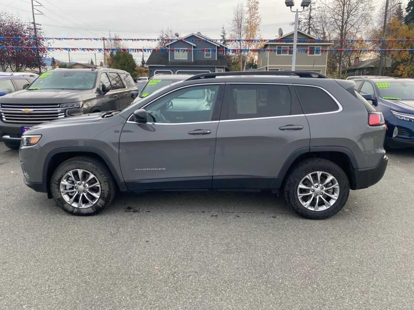 2022 GRAY JEEP CHEROKEE LATITUDE LUX (1C4PJMMX4ND) with an 3.2L engine, Automatic transmission, located at 929 East 8th Ave, Anchorage, AK, 99501, (907) 274-2277, 61.214783, -149.866074 - Photo#1