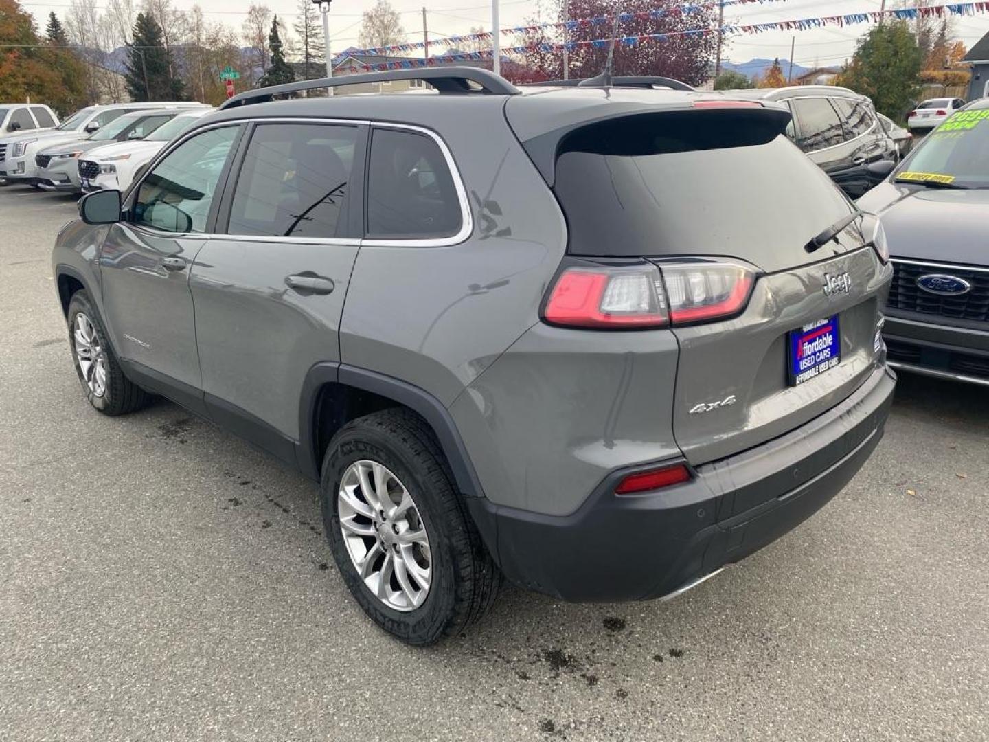 2022 GRAY JEEP CHEROKEE LATITUDE LUX (1C4PJMMX4ND) with an 3.2L engine, Automatic transmission, located at 929 East 8th Ave, Anchorage, AK, 99501, (907) 274-2277, 61.214783, -149.866074 - Photo#2