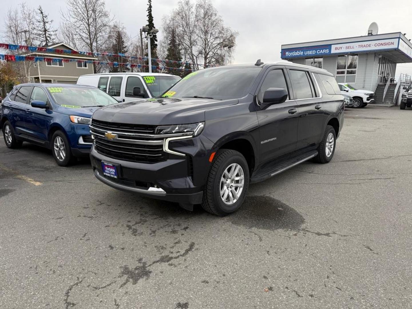 2022 GRAY CHEVROLET SUBURBAN 1500 LT (1GNSKCKD7NR) with an 5.3L engine, Automatic transmission, located at 929 East 8th Ave, Anchorage, AK, 99501, (907) 274-2277, 61.214783, -149.866074 - Photo#0