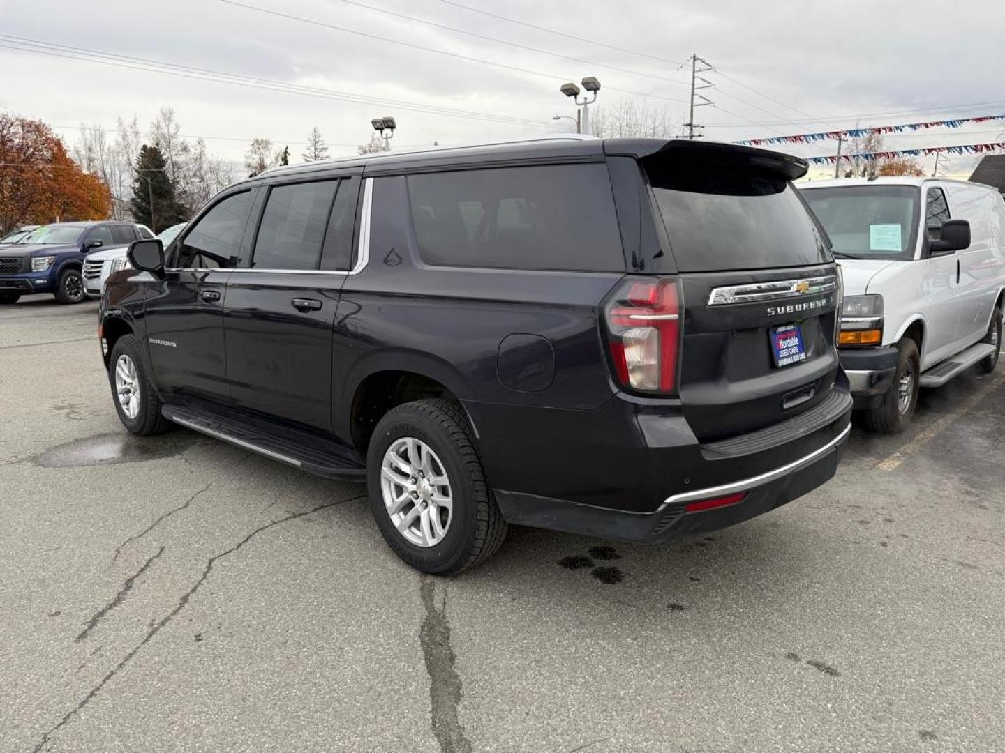 2022 GRAY CHEVROLET SUBURBAN 1500 LT (1GNSKCKD7NR) with an 5.3L engine, Automatic transmission, located at 929 East 8th Ave, Anchorage, AK, 99501, (907) 274-2277, 61.214783, -149.866074 - Photo#2