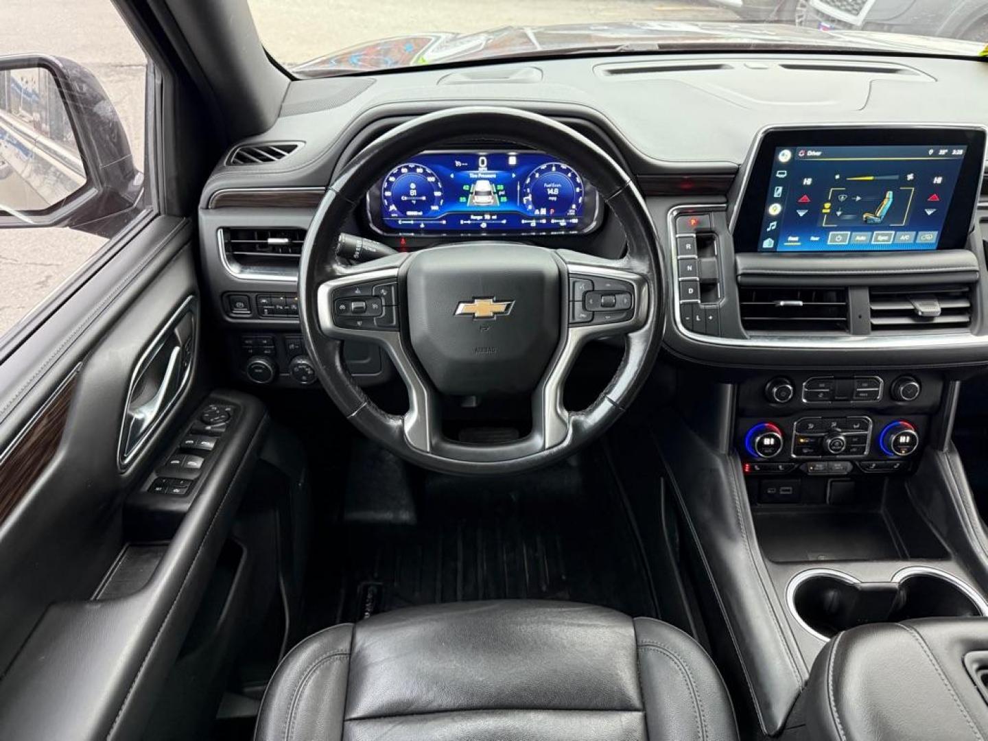 2022 GRAY CHEVROLET SUBURBAN 1500 LT (1GNSKCKD7NR) with an 5.3L engine, Automatic transmission, located at 929 East 8th Ave, Anchorage, AK, 99501, (907) 274-2277, 61.214783, -149.866074 - Photo#4