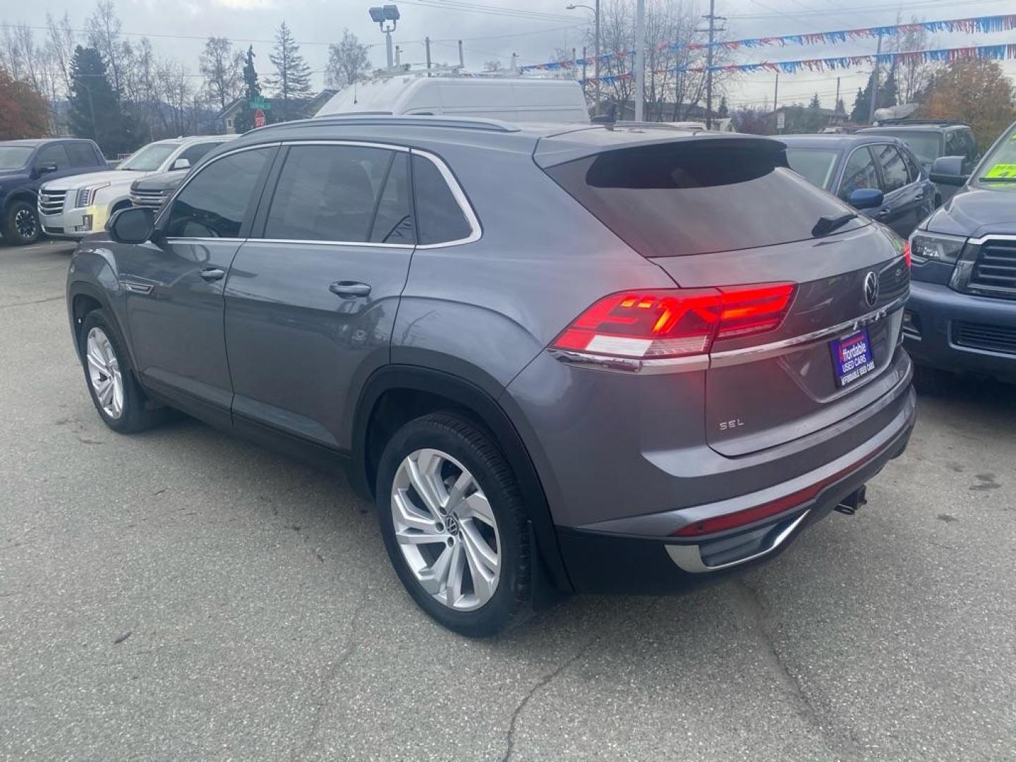 2020 GRY VOLKSWAGEN ATLAS CROSS SPO SEL (1V2MC2CA5LC) with an 2.0L engine, Automatic transmission, located at 929 East 8th Ave, Anchorage, AK, 99501, (907) 274-2277, 61.214783, -149.866074 - Photo#2