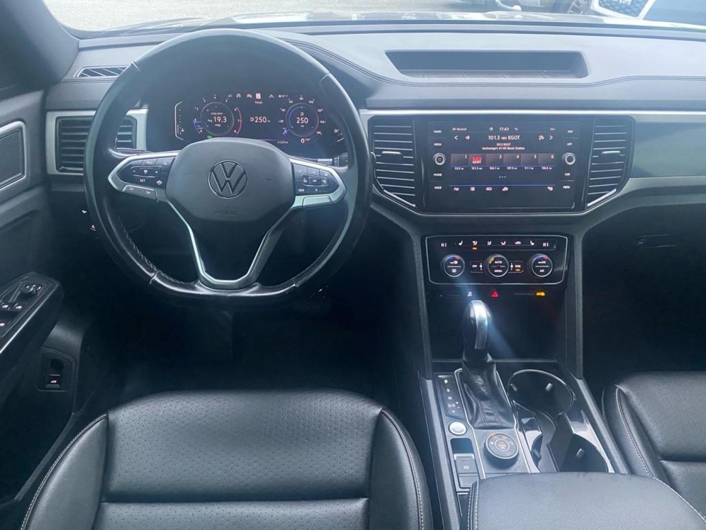 2020 GRY VOLKSWAGEN ATLAS CROSS SPO SEL (1V2MC2CA5LC) with an 2.0L engine, Automatic transmission, located at 929 East 8th Ave, Anchorage, AK, 99501, (907) 274-2277, 61.214783, -149.866074 - Photo#4