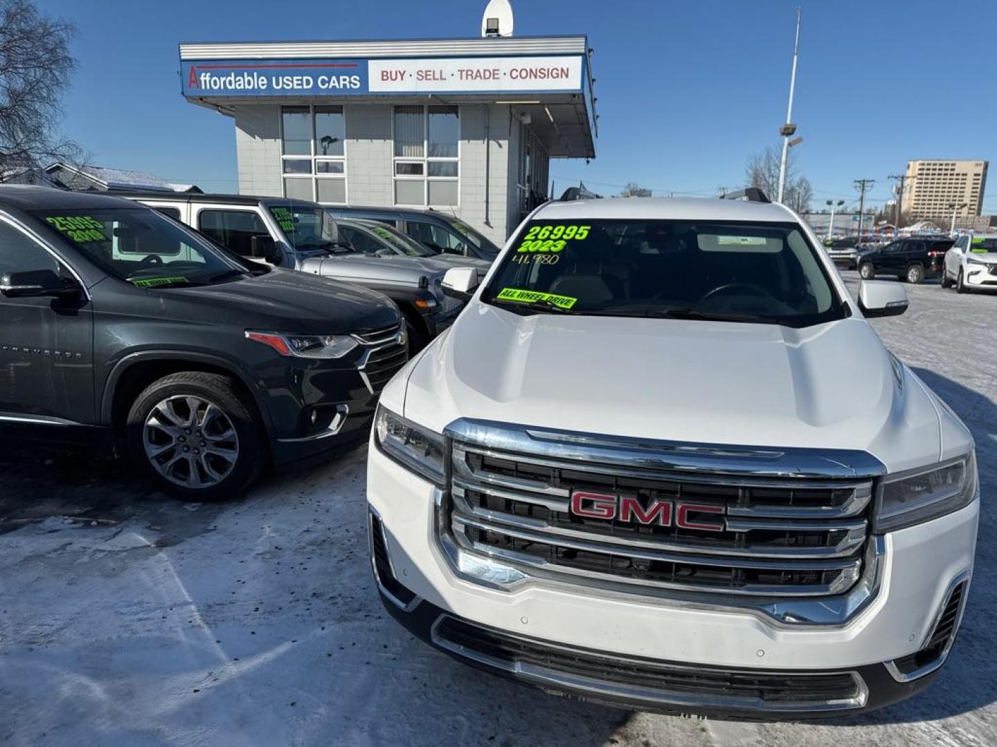 2023 WHITE GMC ACADIA SLT (1GKKNUL4XPZ) with an 2.0L engine, Automatic transmission, located at 929 East 8th Ave, Anchorage, AK, 99501, (907) 274-2277, 61.214783, -149.866074 - Photo#0