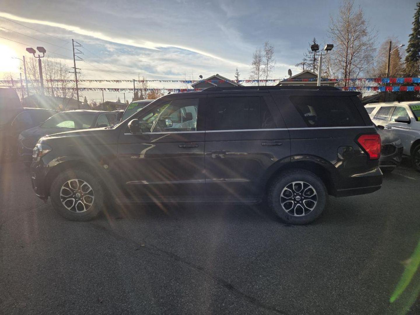 2022 BLACK FORD EXPEDITION XLT (1FMJU1JT7NE) with an 3.5L engine, Automatic transmission, located at 929 East 8th Ave, Anchorage, AK, 99501, (907) 274-2277, 61.214783, -149.866074 - Photo#1