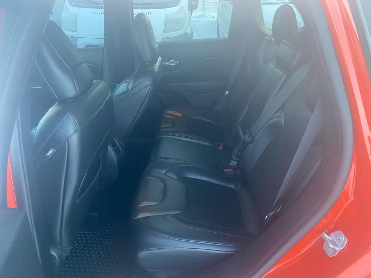 2021 ORANGE JEEP CHEROKEE TRAILHAWK (1C4PJMBX8MD) with an 3.2L engine, Automatic transmission, located at 929 East 8th Ave, Anchorage, AK, 99501, (907) 274-2277, 61.214783, -149.866074 - Photo#3