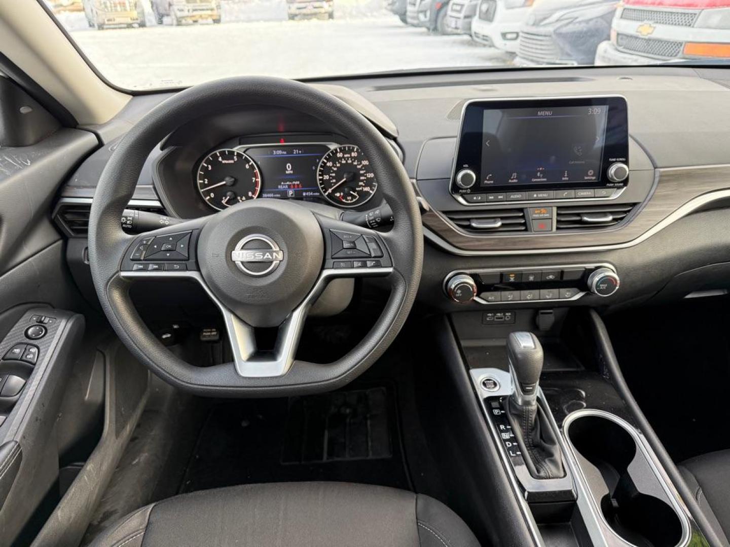 2024 WHITE NISSAN ALTIMA SV SV (1N4BL4DV1RN) with an 2.5L engine, Continuously Variable transmission, located at 929 East 8th Ave, Anchorage, AK, 99501, (907) 274-2277, 61.214783, -149.866074 - Photo#4