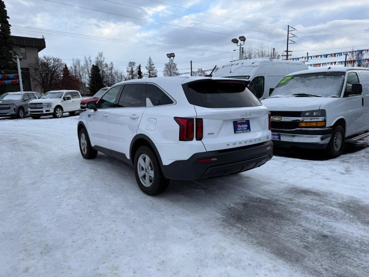 2022 WHITE KIA SORENTO LX (5XYRGDLC9NG) with an 2.5L engine, Automatic transmission, located at 929 East 8th Ave, Anchorage, AK, 99501, (907) 274-2277, 61.214783, -149.866074 - Photo#2