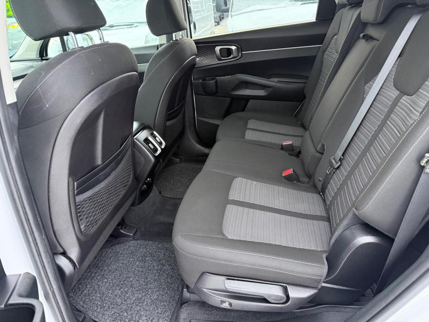 2022 WHITE KIA SORENTO LX (5XYRGDLC9NG) with an 2.5L engine, Automatic transmission, located at 929 East 8th Ave, Anchorage, AK, 99501, (907) 274-2277, 61.214783, -149.866074 - Photo#3