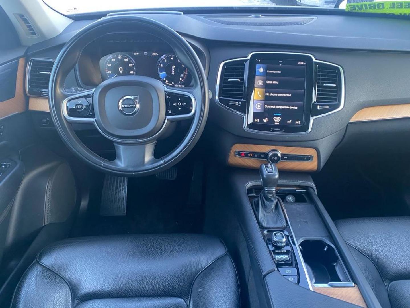 2021 GRAY VOLVO XC90 T6 MOMENTUM (YV4A221K2M1) with an 2.0L engine, Automatic transmission, located at 929 East 8th Ave, Anchorage, AK, 99501, (907) 274-2277, 61.214783, -149.866074 - Photo#4