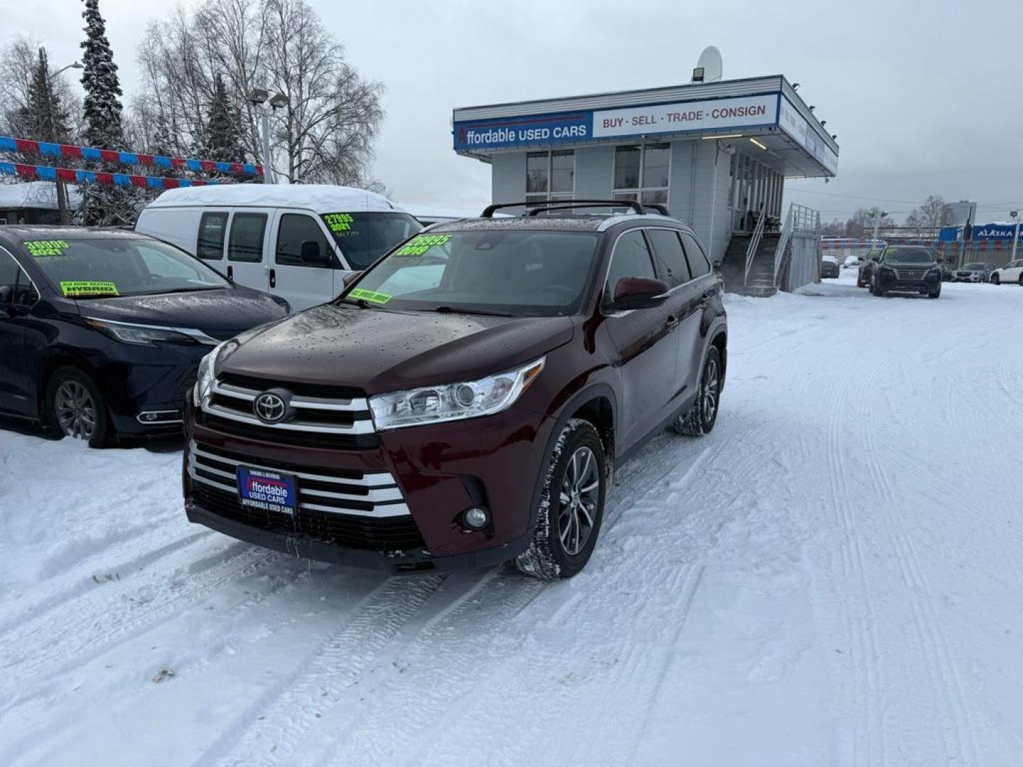 2019 MAROON TOYOTA HIGHLANDER XLE (5TDJZRFH0KS) with an 3.5L engine, Automatic transmission, located at 929 East 8th Ave, Anchorage, AK, 99501, (907) 274-2277, 61.214783, -149.866074 - Photo#0