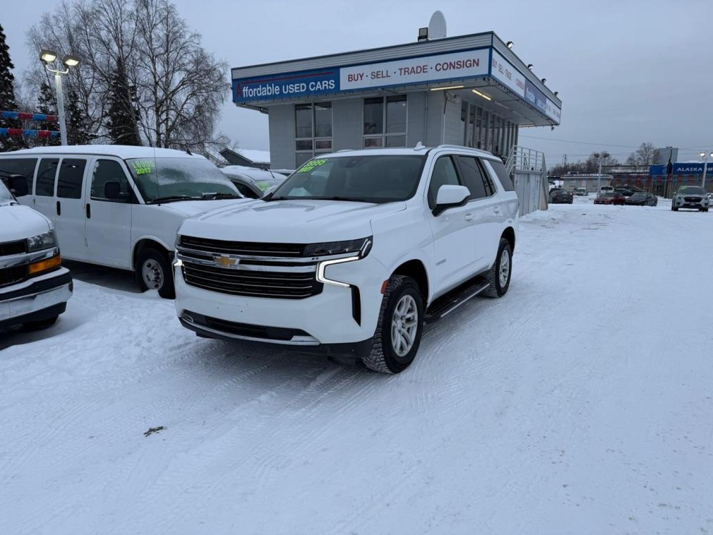 2021 WHITE CHEVROLET TAHOE 1500 LT (1GNSKNKD6MR) with an 5.3L engine, Automatic transmission, located at 929 East 8th Ave, Anchorage, AK, 99501, (907) 274-2277, 61.214783, -149.866074 - Photo#0