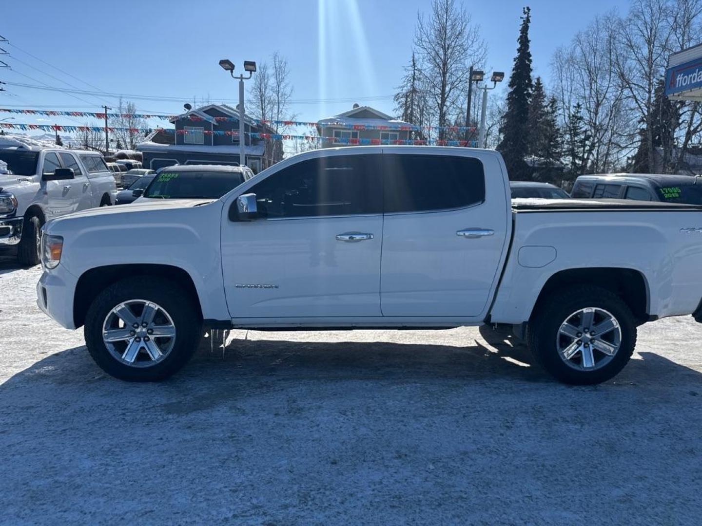 2016 WHITE GMC CANYON SLT (1GTG6DE38G1) with an 3.6L engine, Automatic transmission, located at 929 East 8th Ave, Anchorage, AK, 99501, (907) 274-2277, 61.214783, -149.866074 - Photo#1
